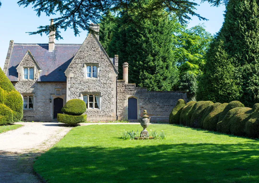 https://mr1.homeflow-assets.co.uk/files/media/image/0000/0000/dd87e879a0f9290dc1eddbd3a07fd5d5/listedbuildings.jpg