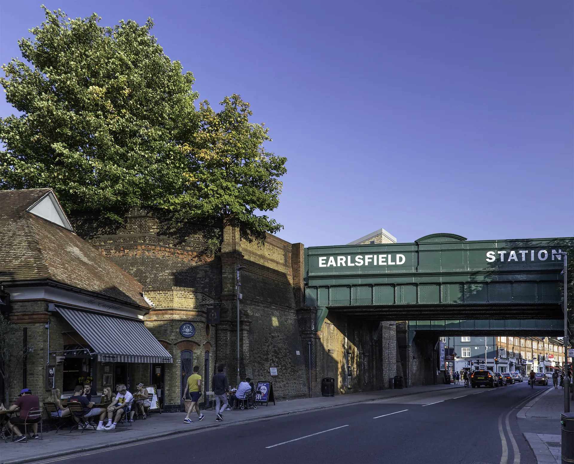 https://mr1.homeflow-assets.co.uk/files/media/image/0000/0000/fde52b9e3a842a2c56aa53aca6d4baae/earlsfield-station.jpg