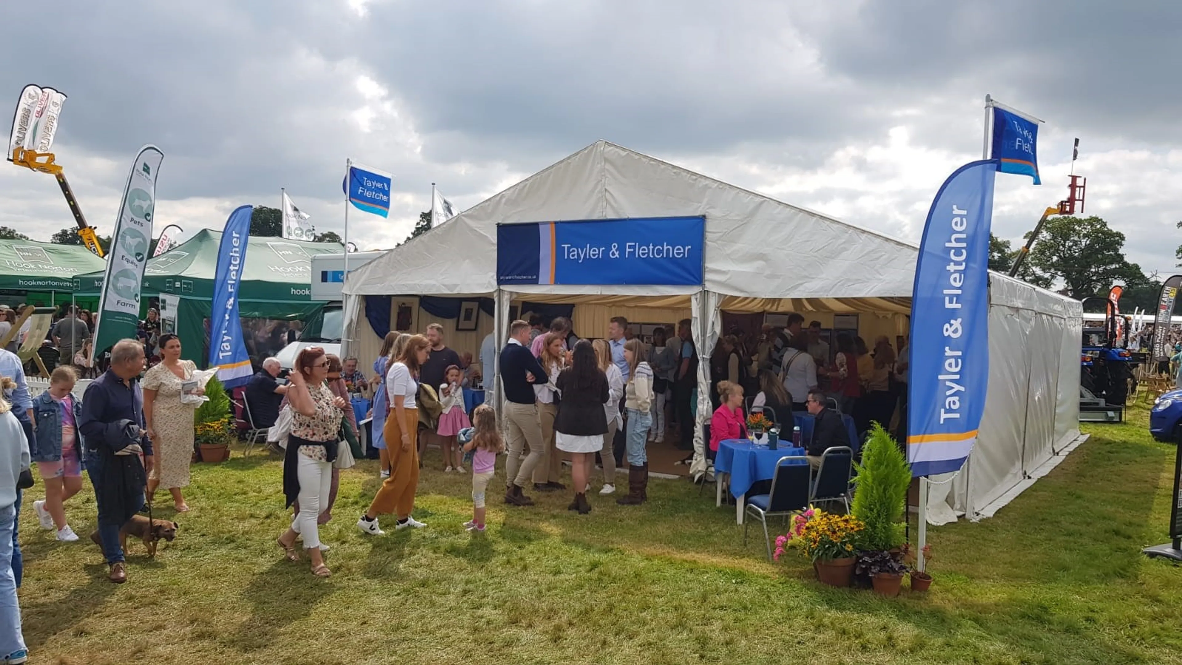 https://mr1.homeflow-assets.co.uk/files/media/image/0000/0000/069b13c8a019a49d62d12c3ab15da9e5/Moreton_Show_Stand.jpg