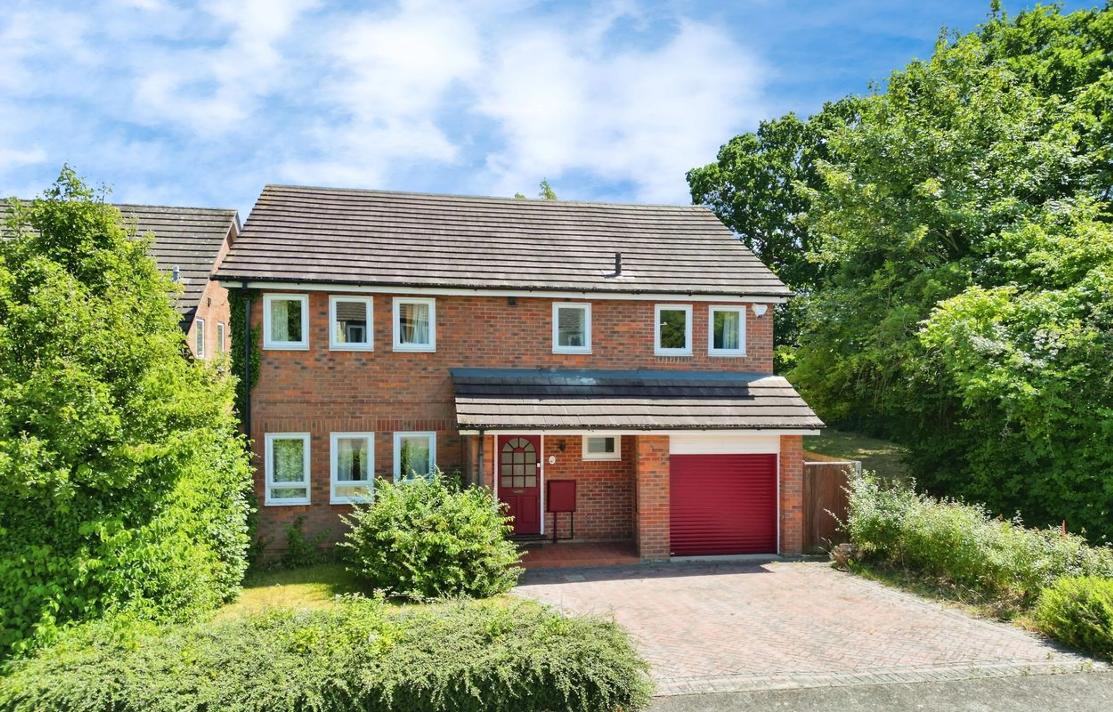 https://mr1.homeflow-assets.co.uk/files/media/image/0000/0000/2f313687223c5ab40f06999b4c99a517/2BeacondsfieldWayEarleySolbyBespokeEstateAgents.jpg