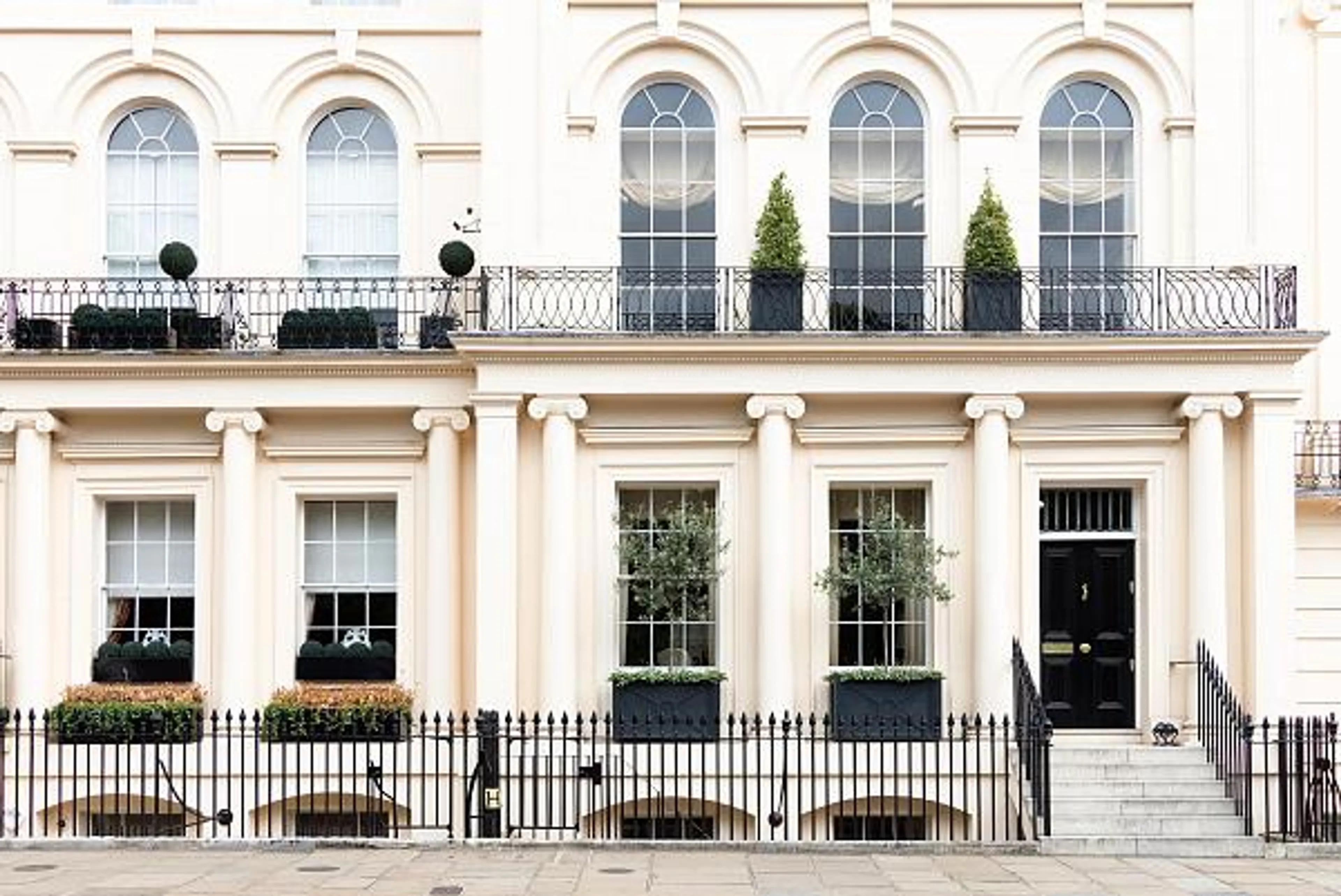 London_Property_Market_Report_-_Spring_2022-l-600x0.jpg