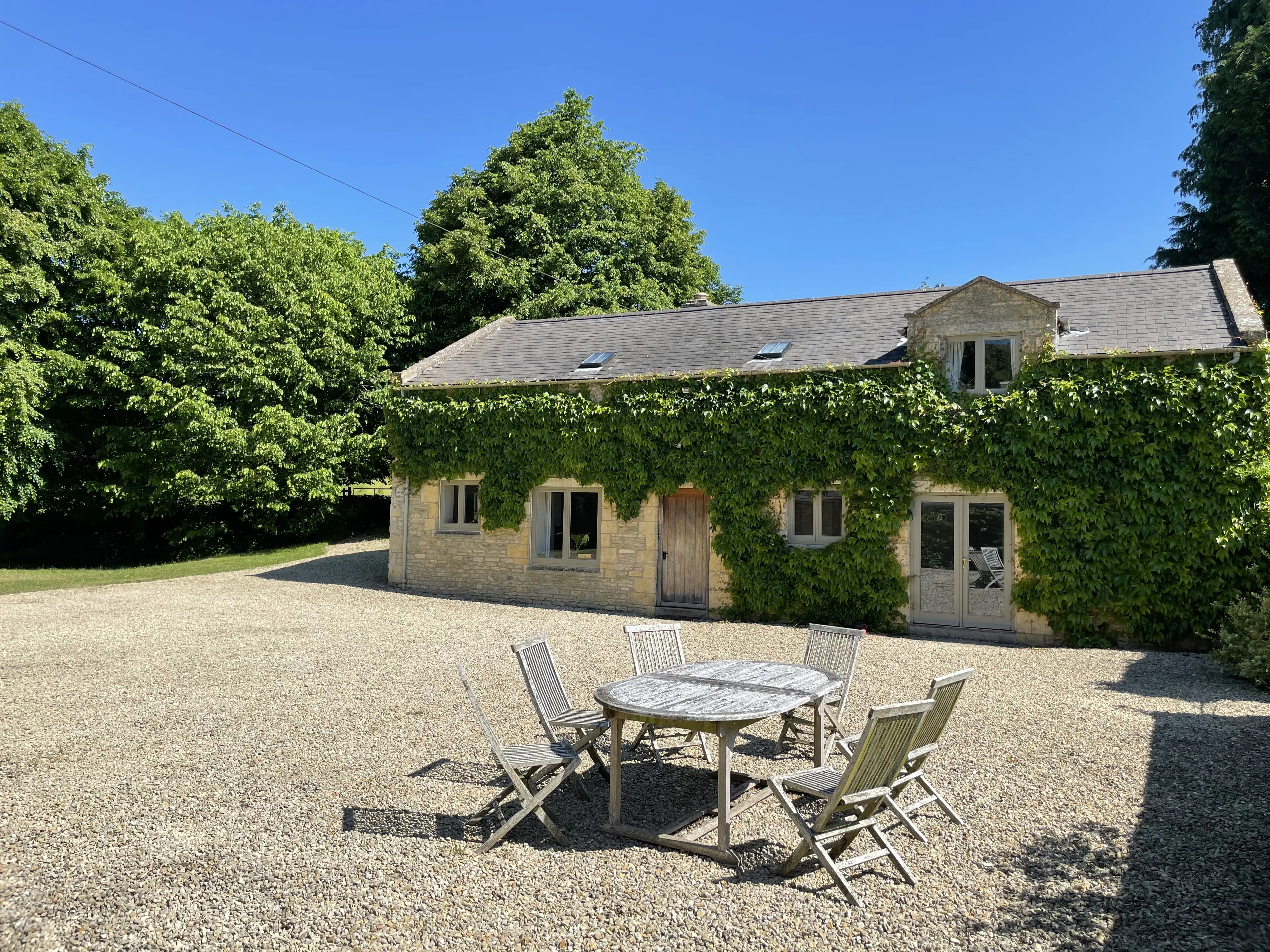 https://mr1.homeflow-assets.co.uk/files/media/image/0000/0000/4c0d4f8bbe67afcde4a182f2fd969f86/thegardenhousecompton.JPG