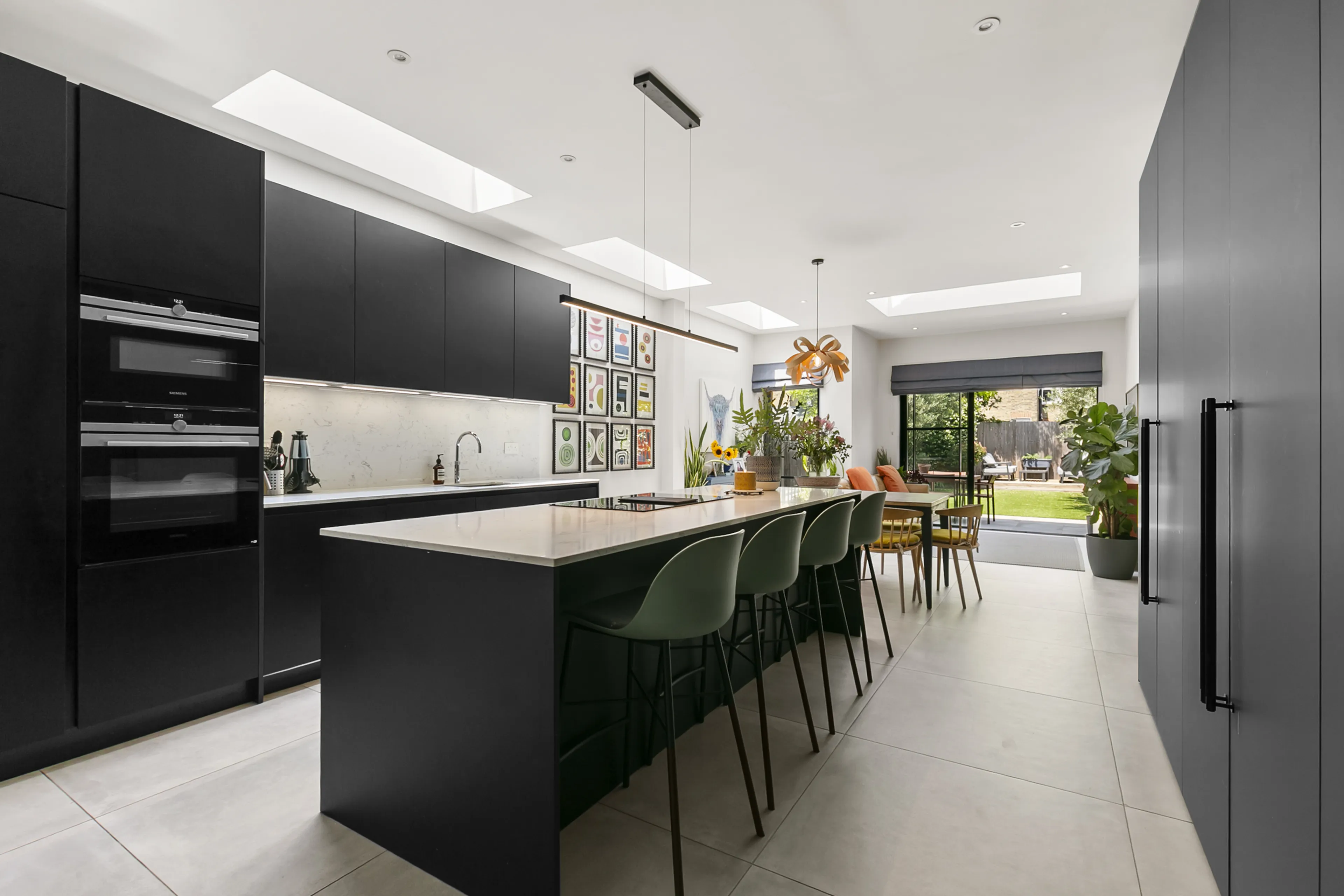 https://mr1.homeflow-assets.co.uk/files/media/image/0000/0000/57afea0affbf6e22bc7c46316ebb93c0/lovely-modern-new-kitchen-black-and-white.jpg