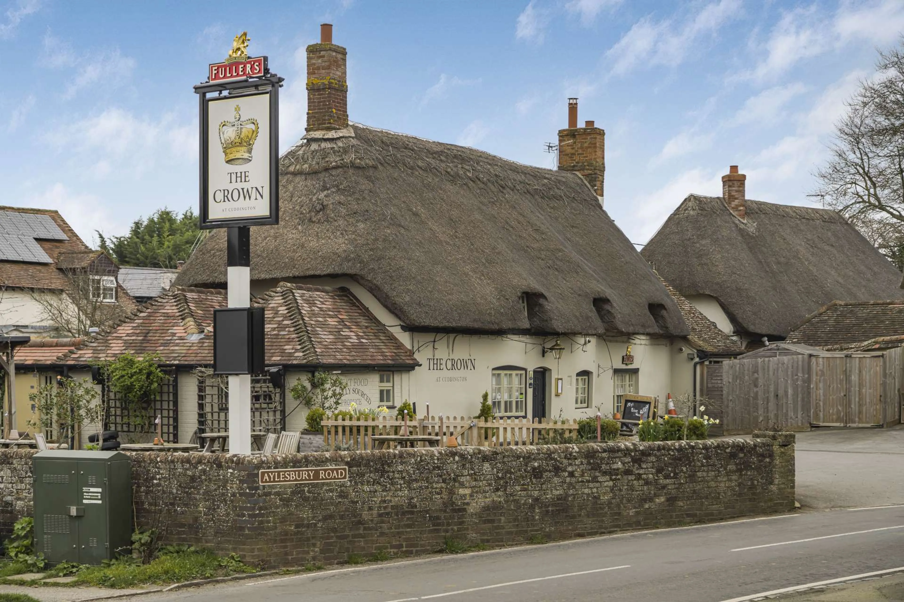 https://mr1.homeflow-assets.co.uk/files/media/image/0000/0000/5d22c4404d45bf1147880012ce6111a9/Cuddington-min.jpg
