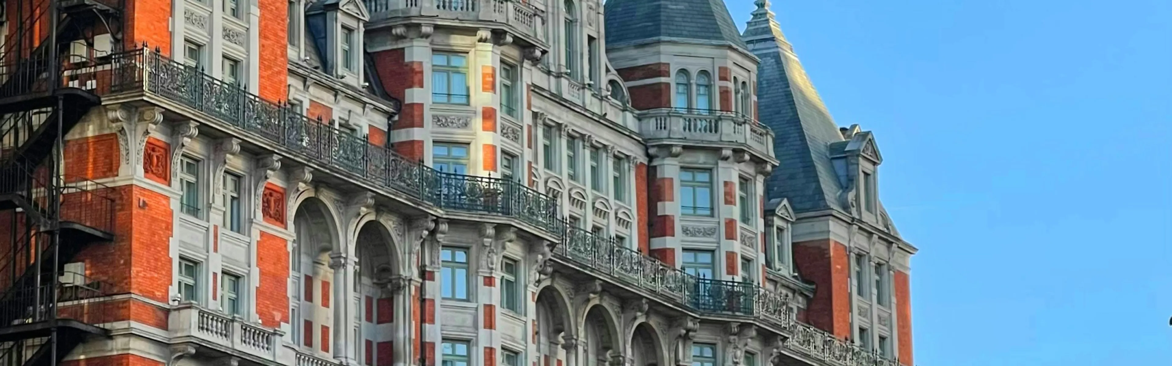 https://mr1.homeflow-assets.co.uk/files/media/image/0000/0000/653d8826fd1bb2084f759c32f6f9c5d7/1728x540-Knightsbridgebranch.jpg