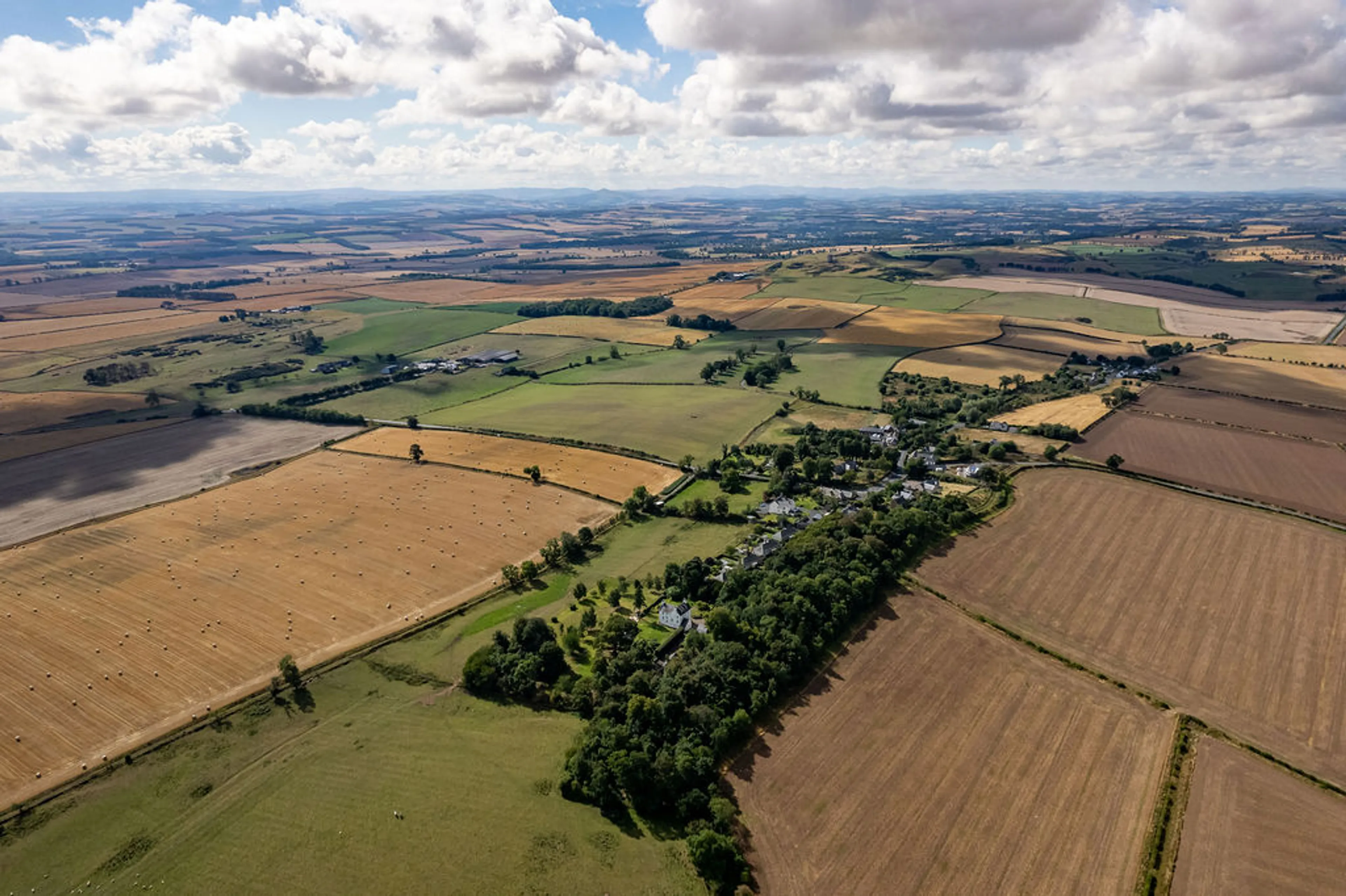 https://mr1.homeflow-assets.co.uk/files/media/image/0000/0000/6bf3eb5f77b0bea090d67eb953bec7b9/drone-6.jpg