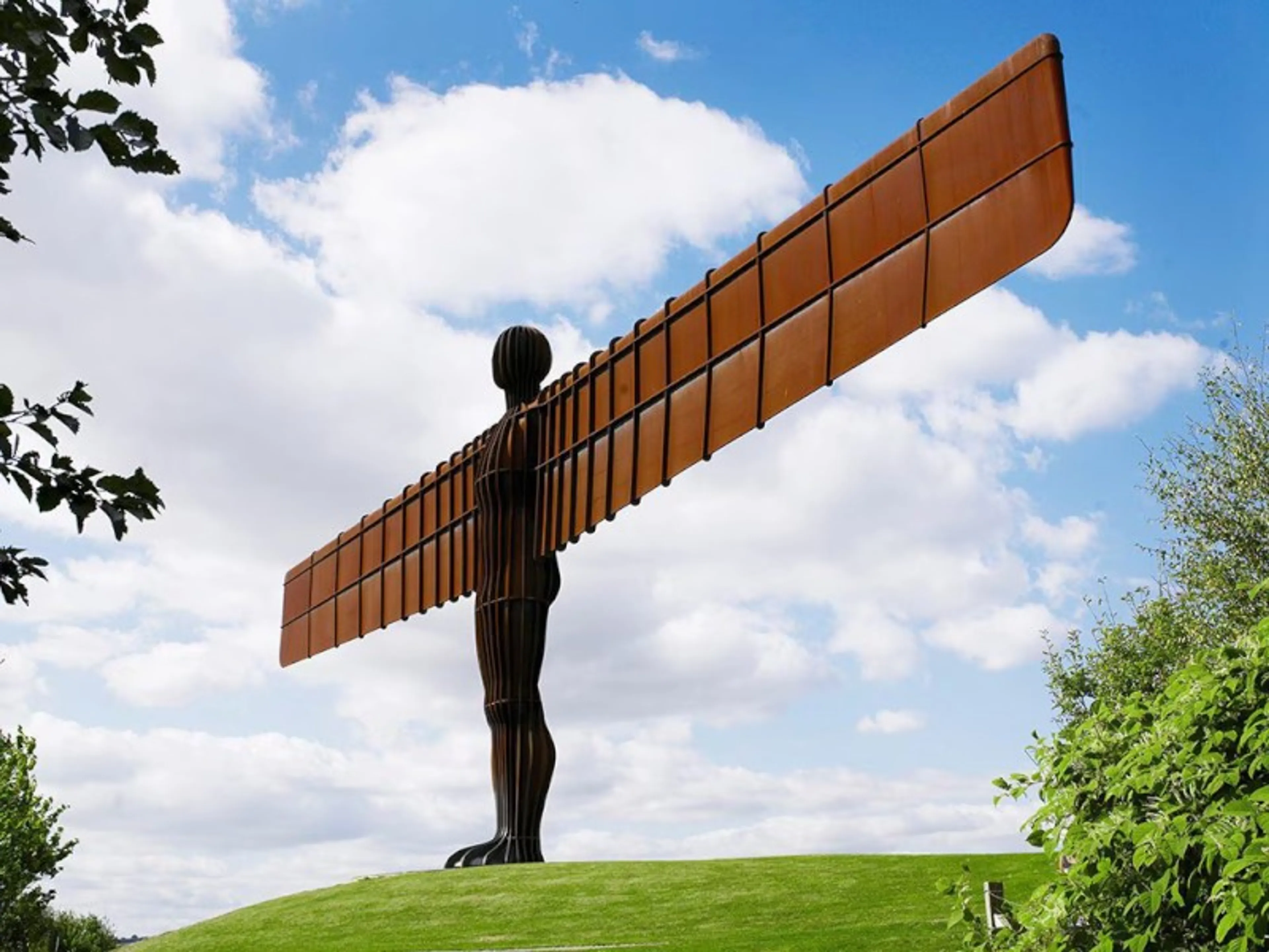 https://mr1.homeflow-assets.co.uk/files/media/image/0000/0000/7b76fc7ce72939b1fa94328388319f04/angel-of-the-north-min.jpg