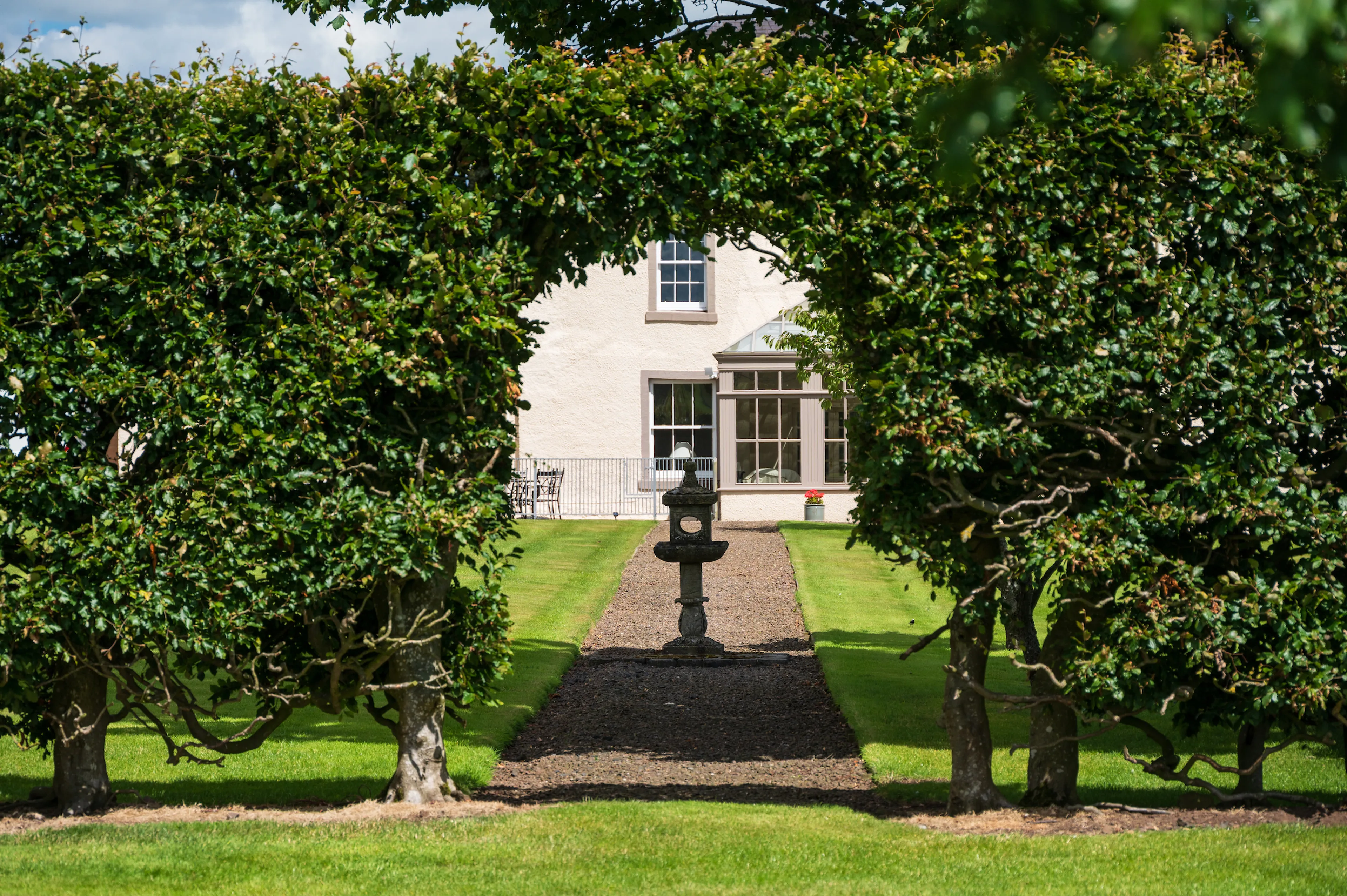 https://mr1.homeflow-assets.co.uk/files/media/image/0000/0000/8b411ba0c54c3d25a4e9b569f4203445/HumeHall-EXTERIOR-047.jpg