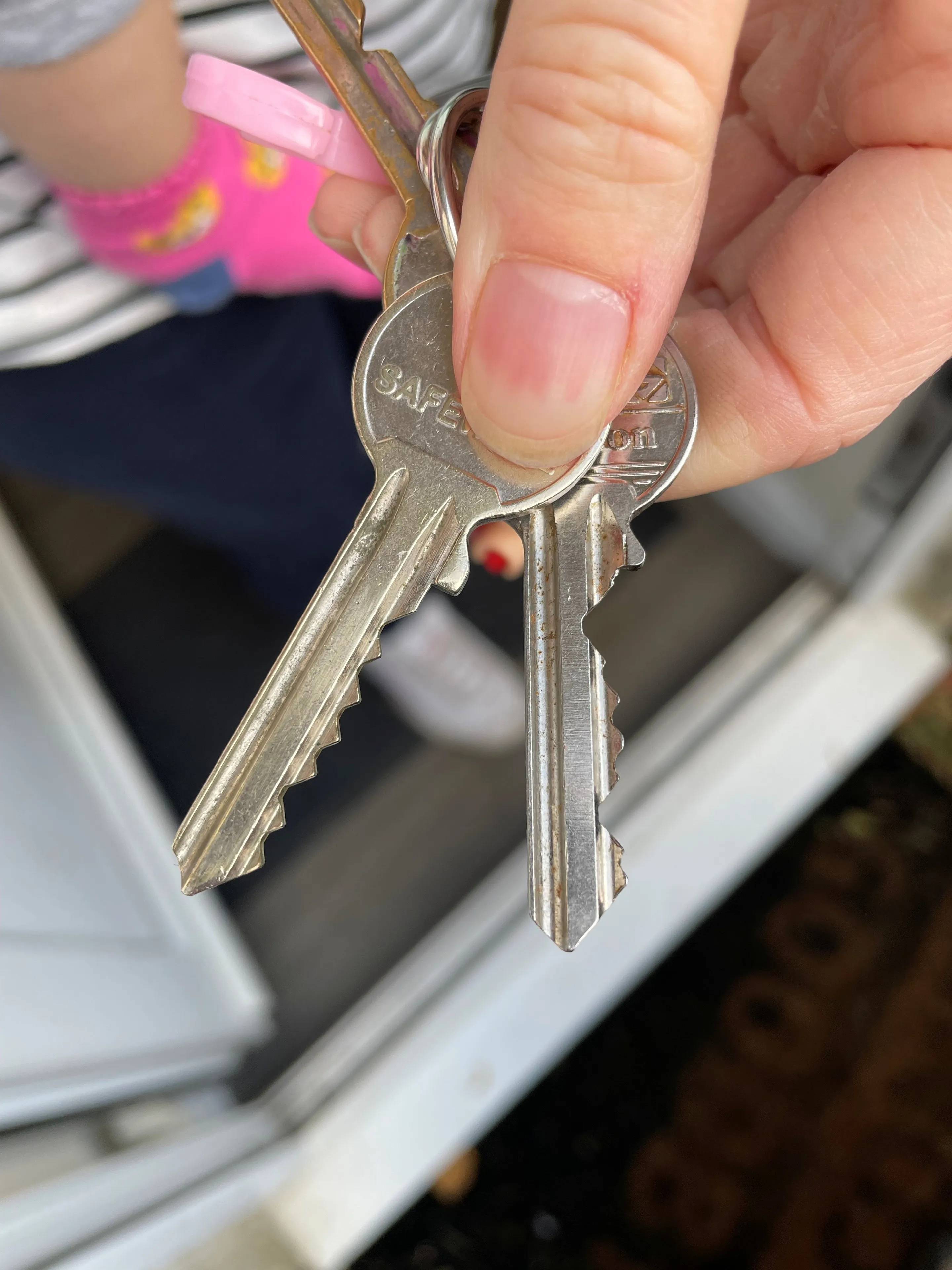 https://mr1.homeflow-assets.co.uk/files/media/image/0000/0000/8d4e1222b2ee57bc202211285c9dc41a/keys.jpg