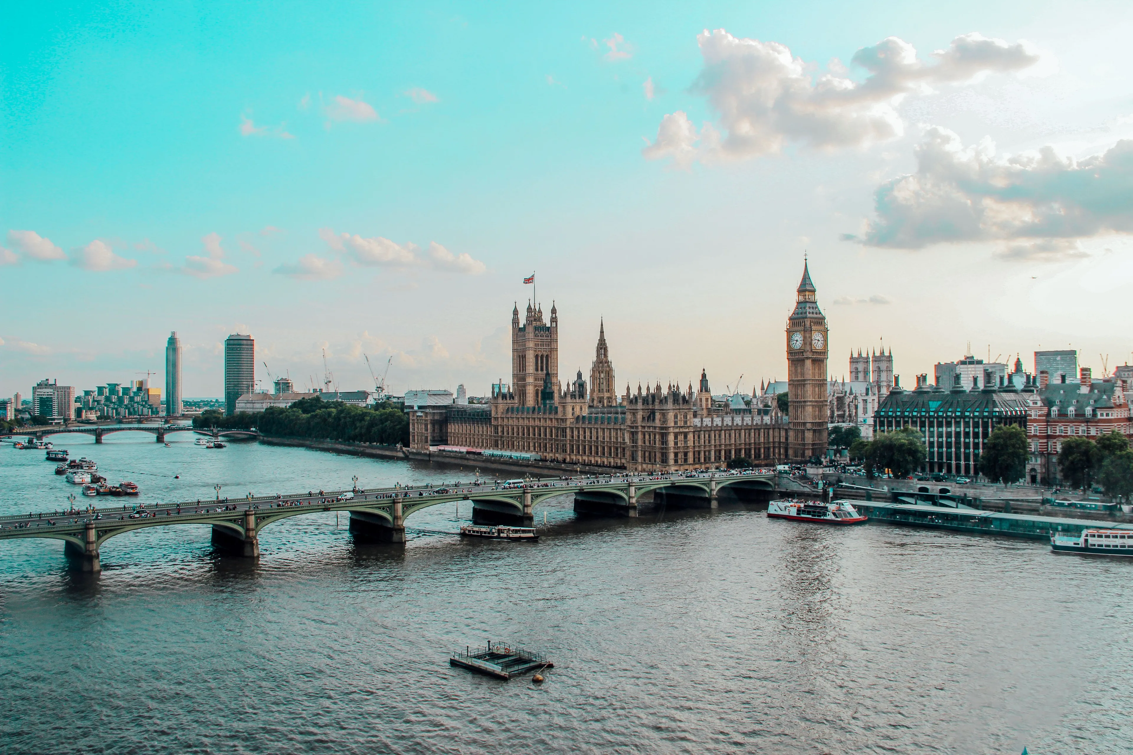 https://mr1.homeflow-assets.co.uk/files/media/image/0000/0000/9ea55f3945bf6db4841d69bf4d3896d6/pexels-gianluca-pugliese-556984722-16771428.jpg