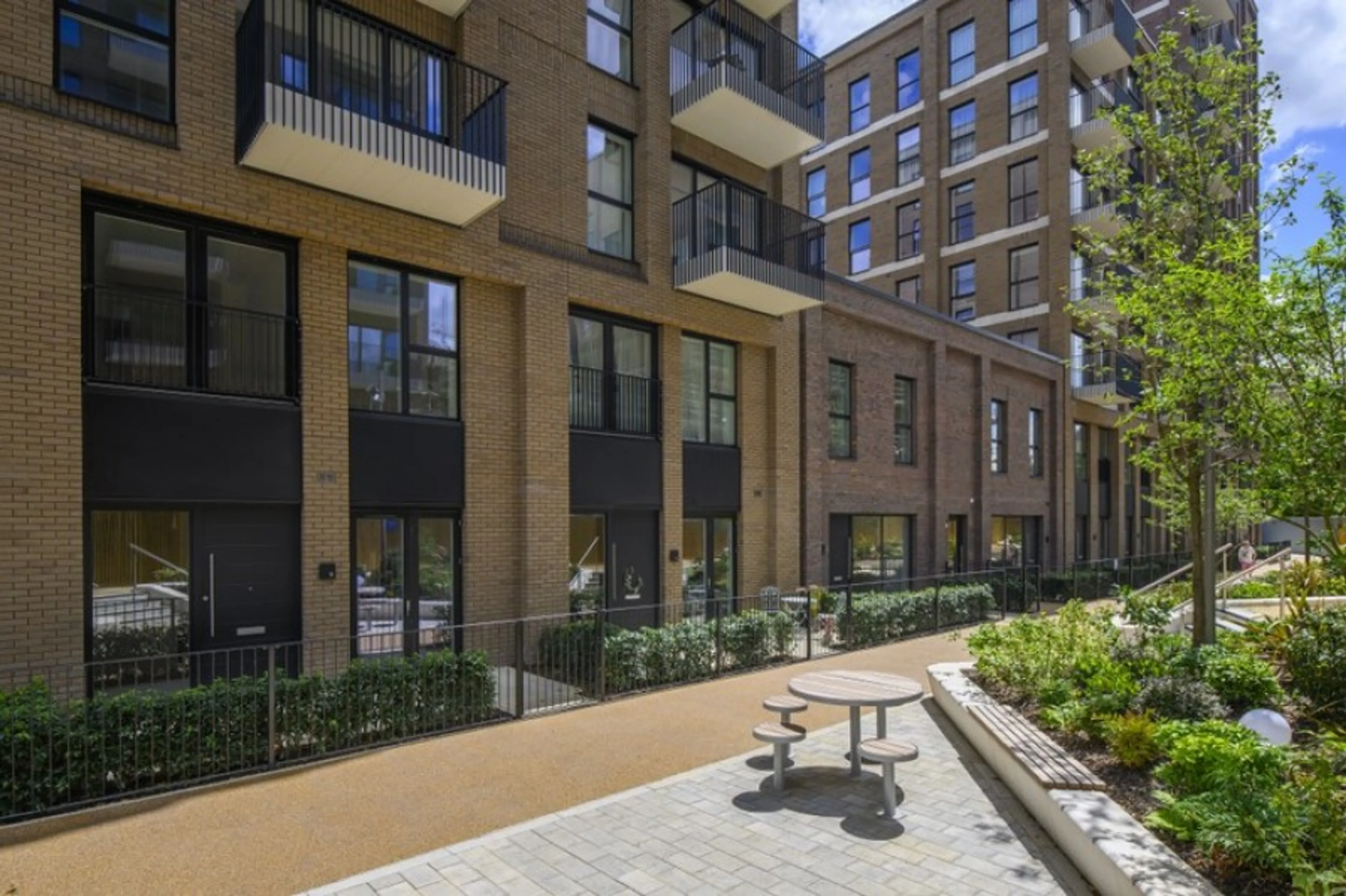 https://mr1.homeflow-assets.co.uk/files/media/image/0000/0000/a3942d62847ecbdb35c857ab93f7ba74/huntley3.jpg