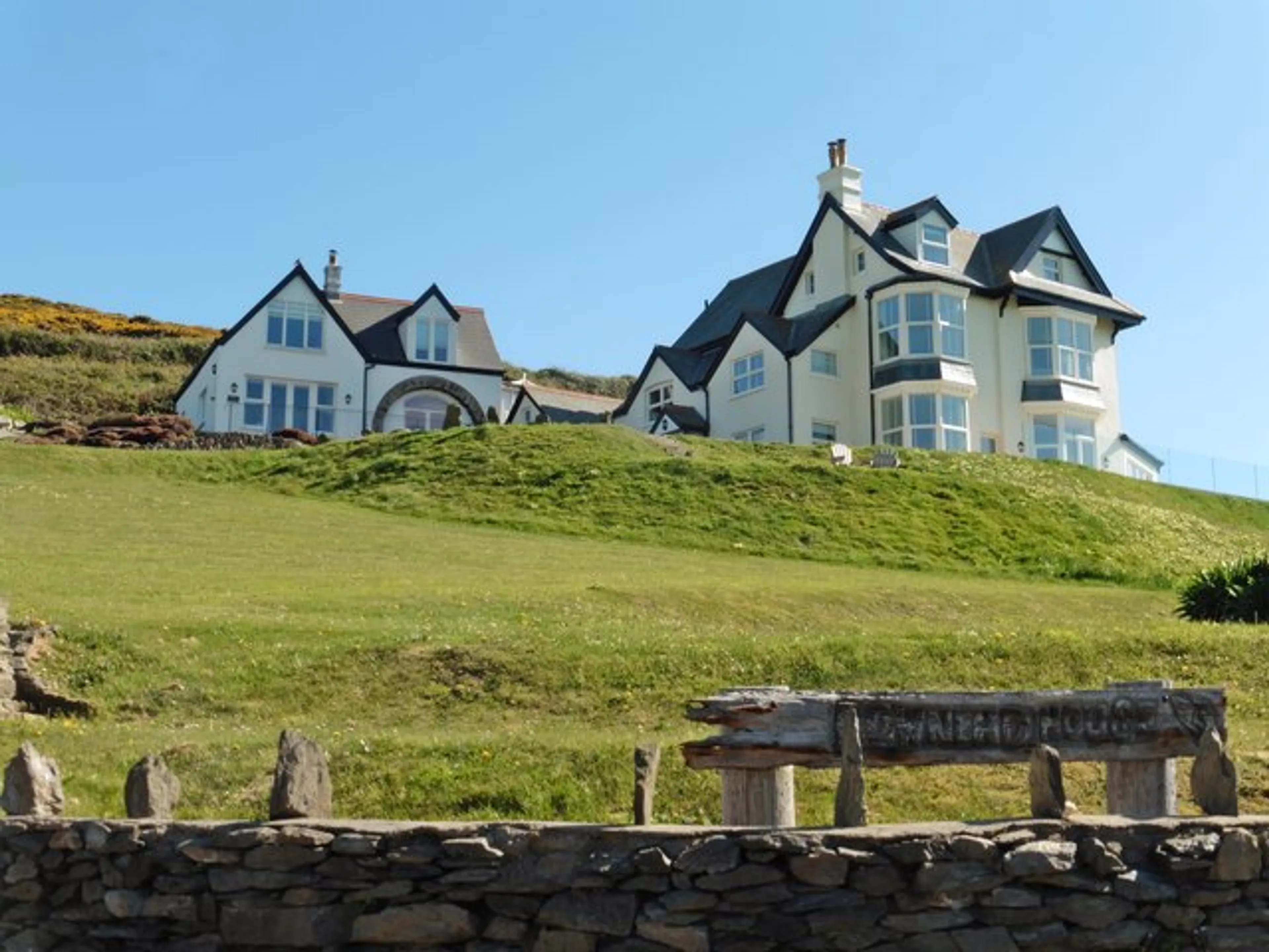 https://mr1.homeflow-assets.co.uk/files/media/image/0000/0000/b29736cf49bf29e1076fcf9a30c766e5/Downend2.jpg