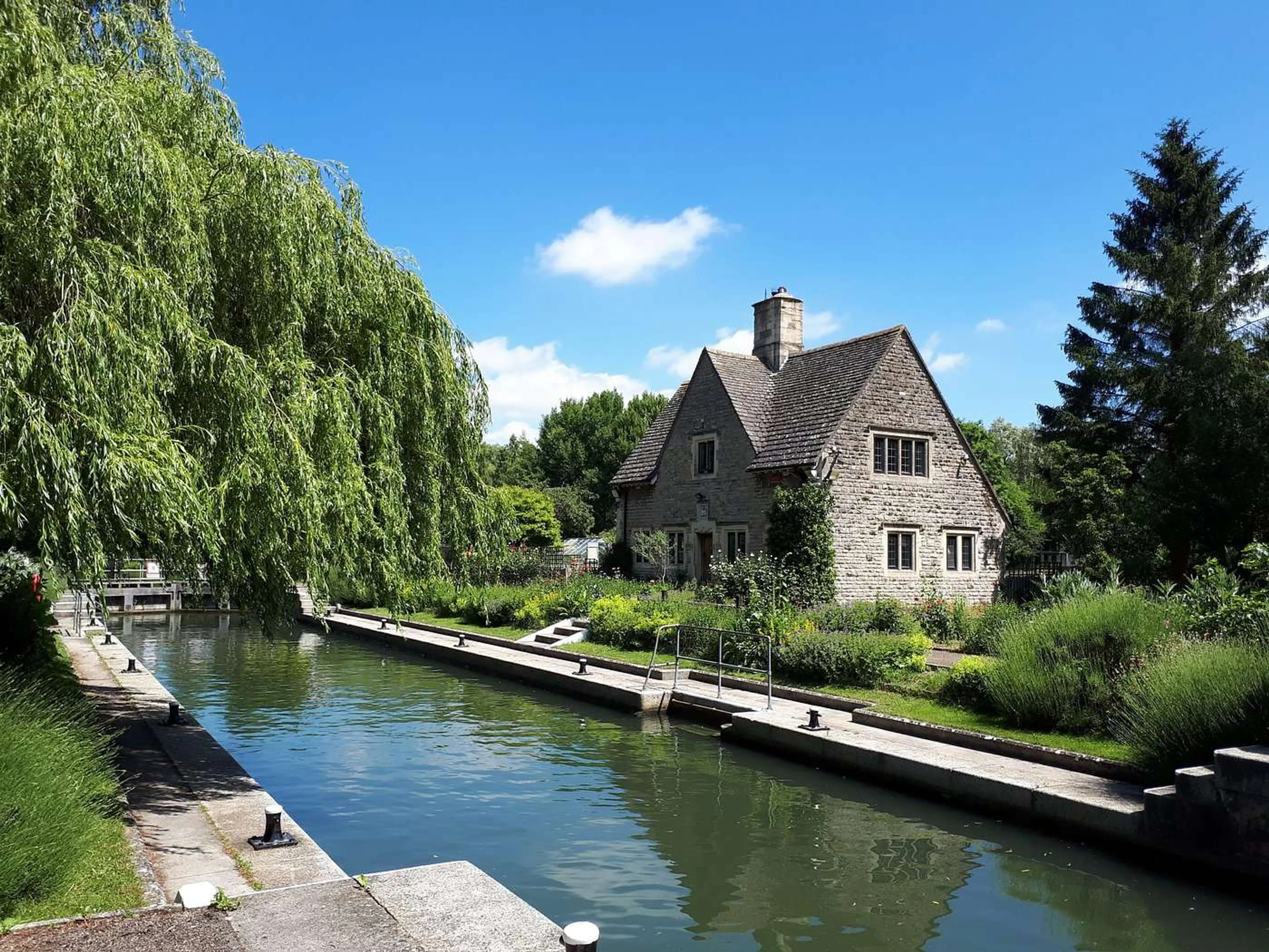 https://mr1.homeflow-assets.co.uk/files/media/image/0000/0000/bc06098bc61f5c535a9d519947bf0b68/iffley-lock-min.jpg