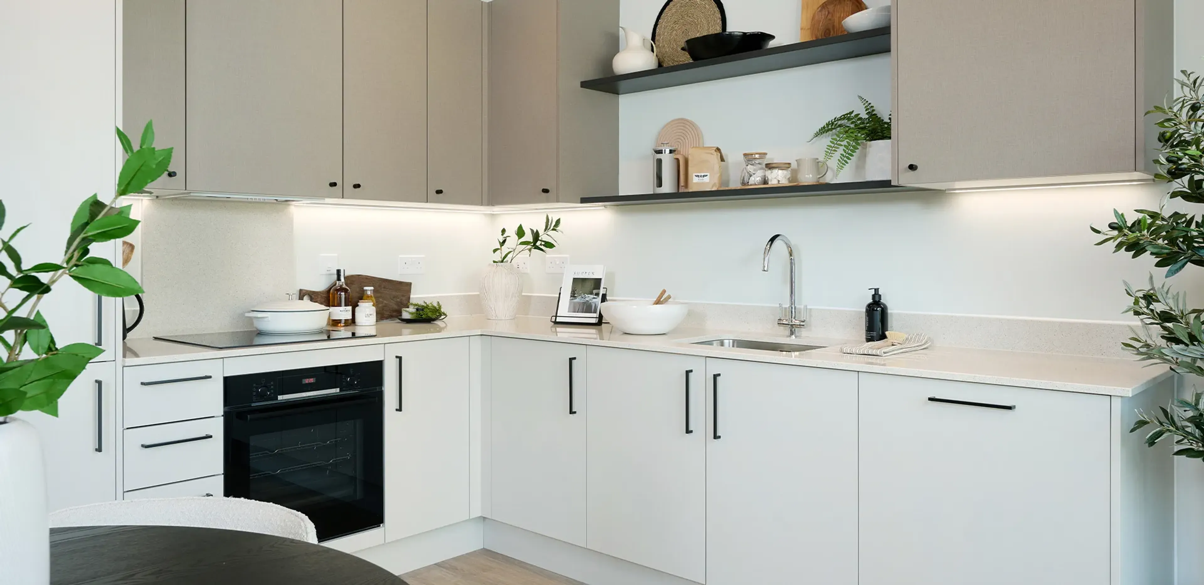https://mr1.homeflow-assets.co.uk/files/media/image/0000/0000/d9c6cf915e8223a099b93b828d39b3a6/bankside-gardens---apartment-242-img4_11042025.webp