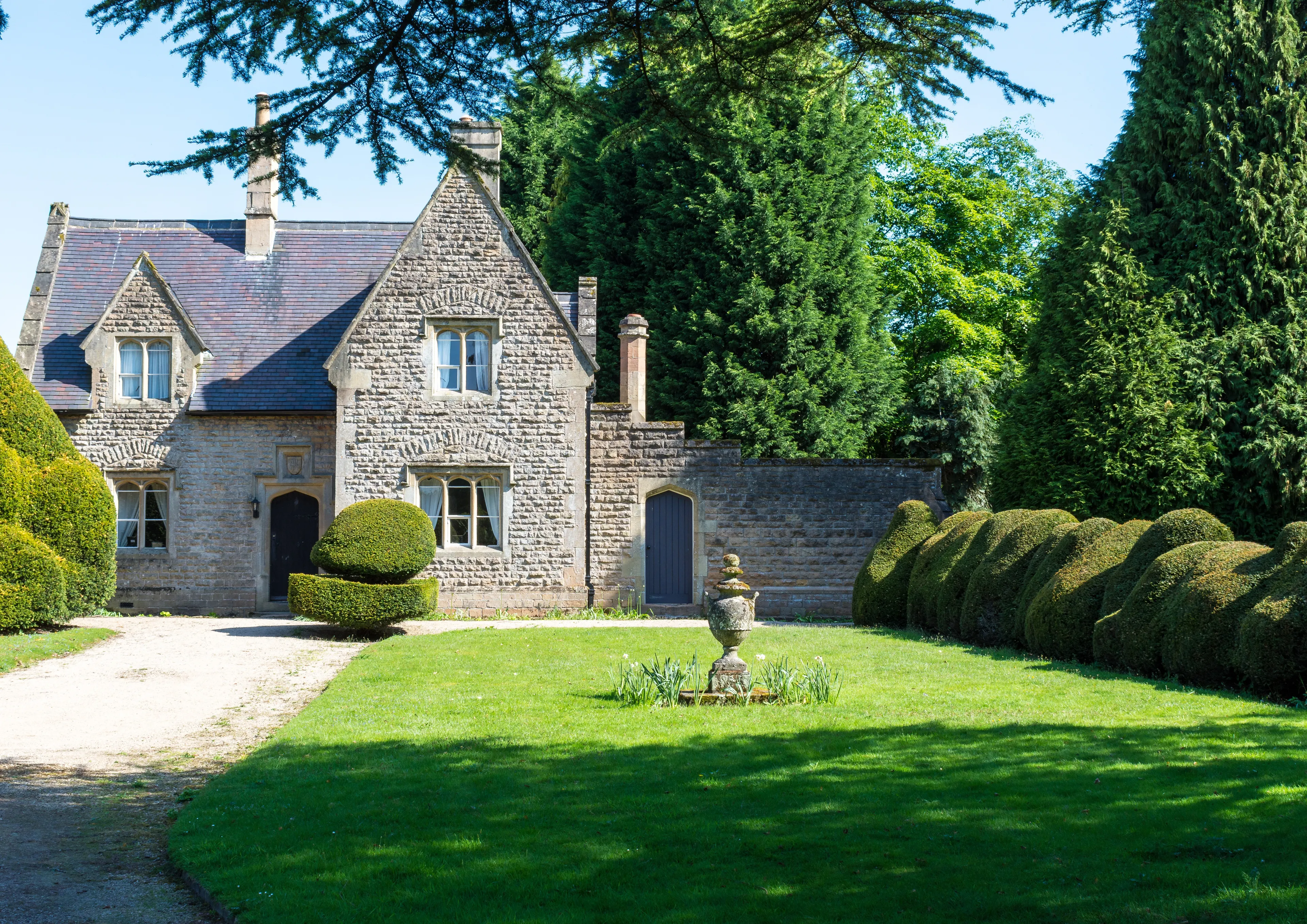 https://mr1.homeflow-assets.co.uk/files/media/image/0000/0000/dd87e879a0f9290dc1eddbd3a07fd5d5/listedbuildings.jpg