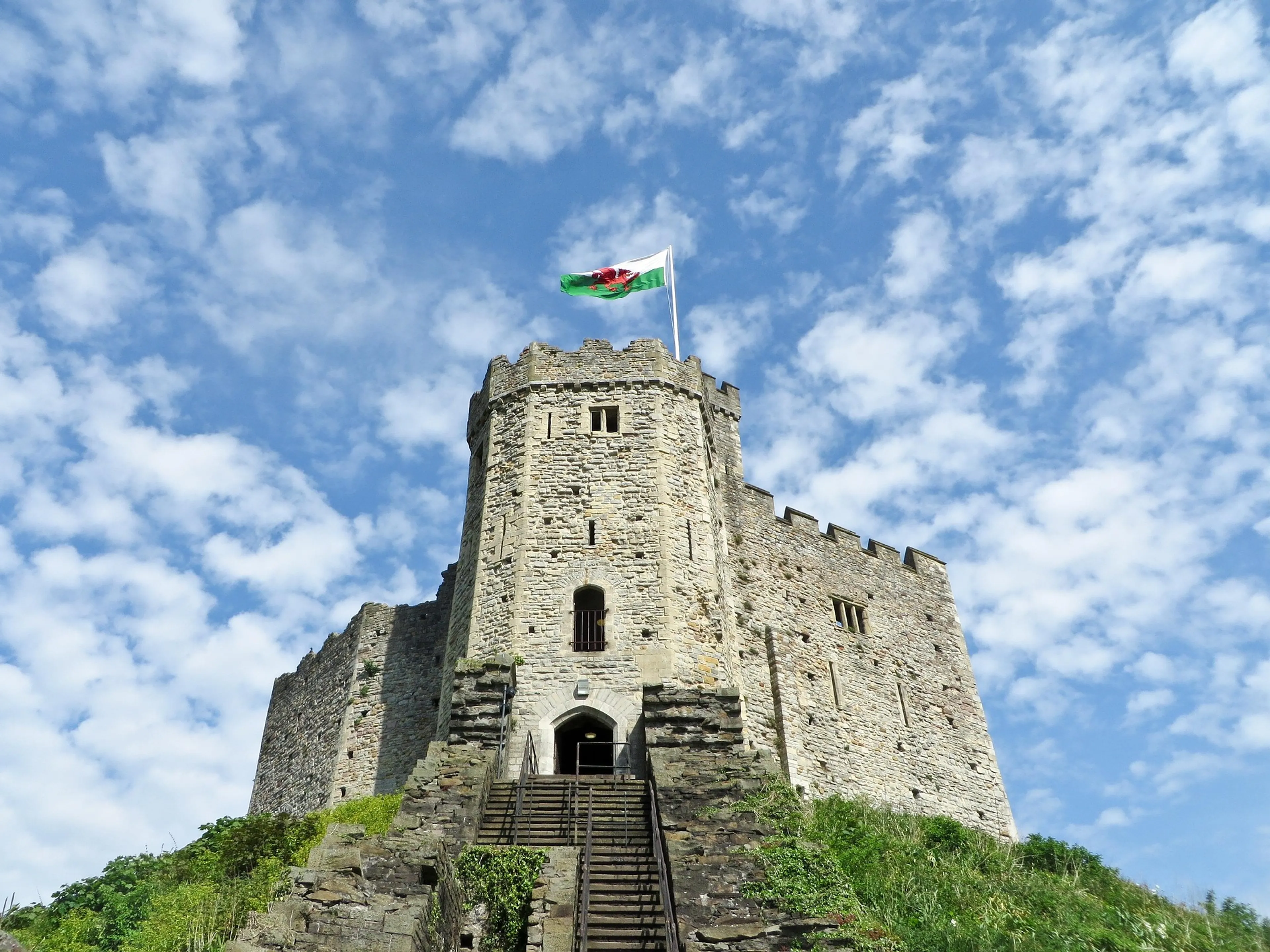 https://mr1.homeflow-assets.co.uk/files/media/image/0000/0000/f7cc5beb92ae5a7e04e65f1cba1dfeb0/cardiff-castle-2235589_1920.png