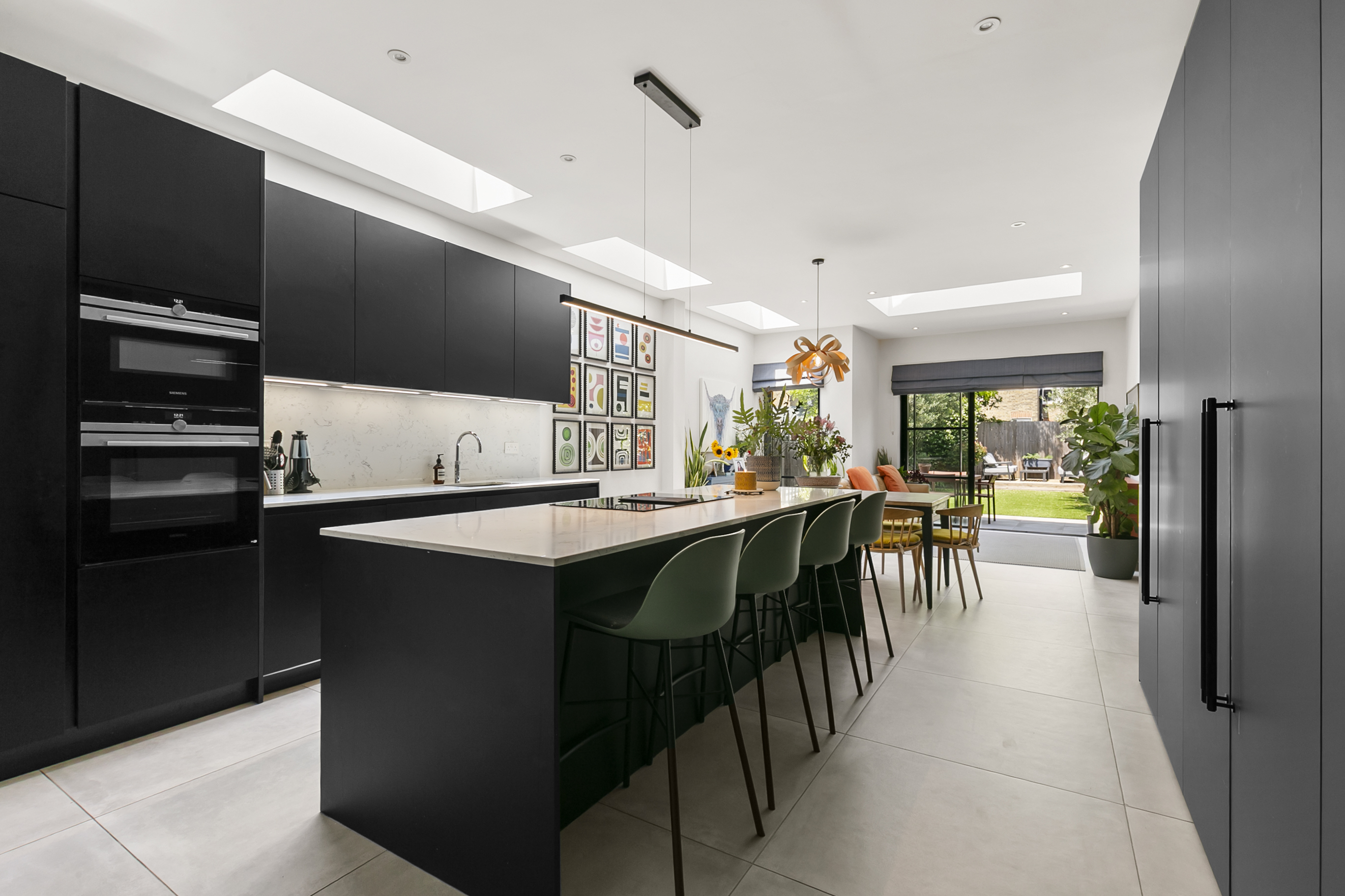 https://mr1.homeflow-assets.co.uk/files/media/image/0000/0000/57afea0affbf6e22bc7c46316ebb93c0/lovely-modern-new-kitchen-black-and-white.jpg