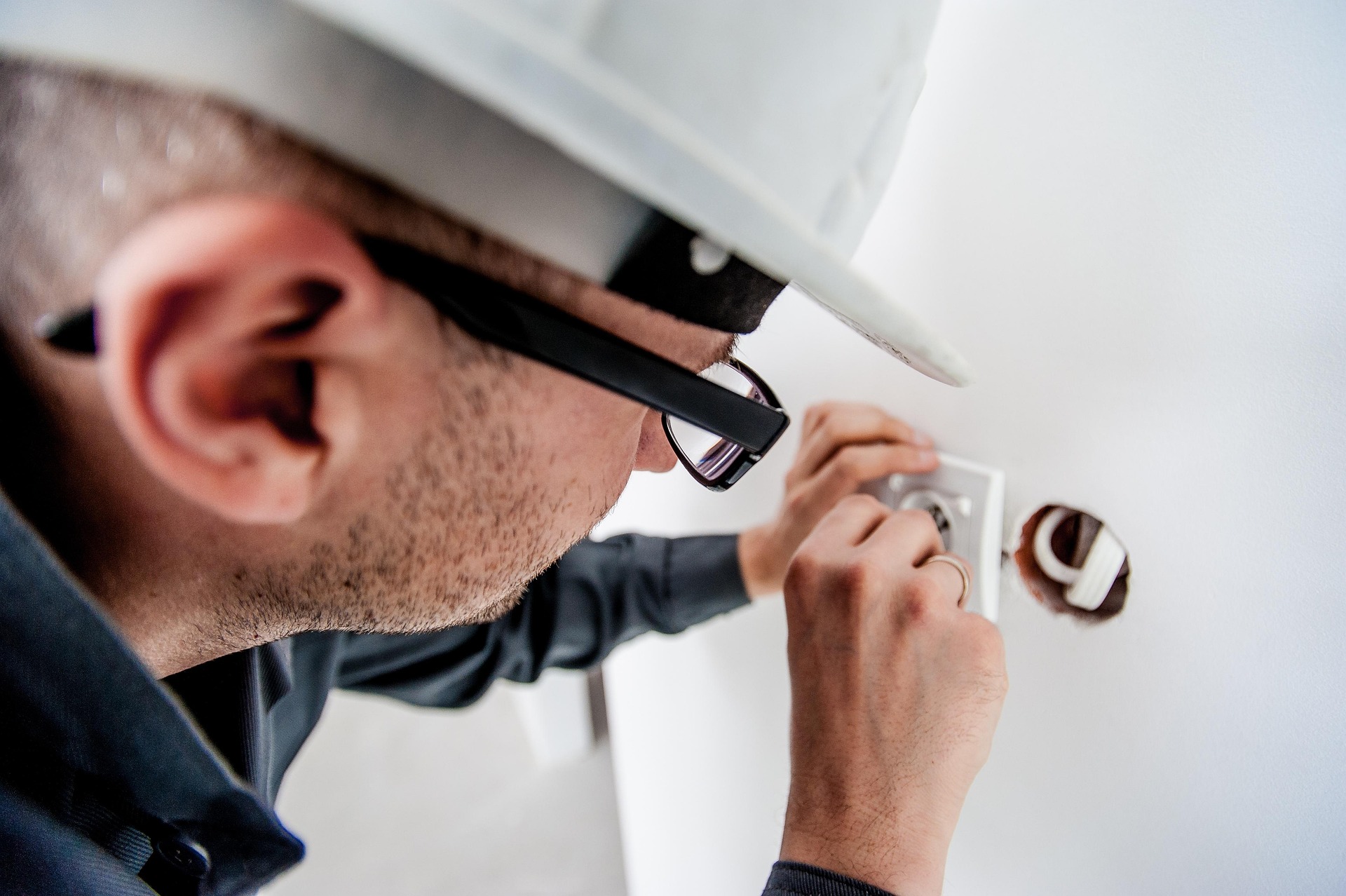 https://mr1.homeflow-assets.co.uk/files/media/image/0000/0000/6aed77d895ce5533adf62f7ff3345c90/electrician-1080554_1920.jpg