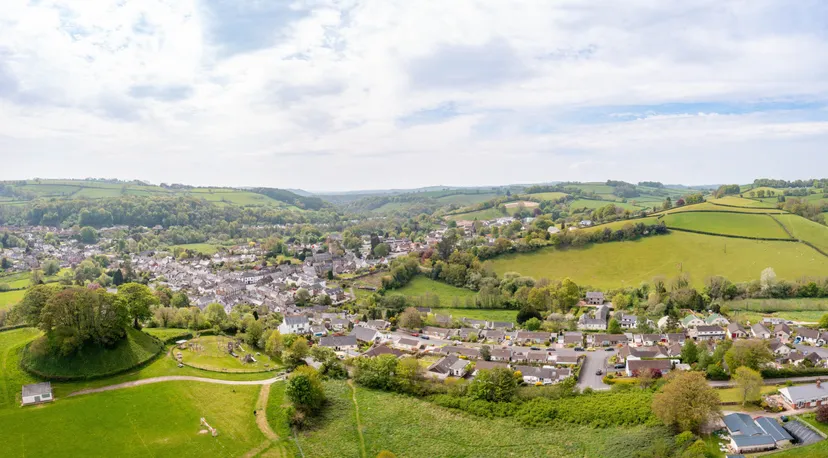 https://mr1.homeflow-assets.co.uk/files/media/image/0000/0000/33d97c31b7e4e794239b88ccddb7e855/bampton.jpg