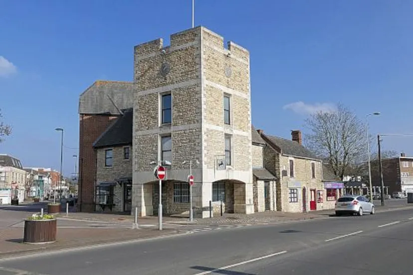 https://mr1.homeflow-assets.co.uk/files/media/image/0000/0000/ed745cbd94c997ec70e39786e7bfae3b/Clock_Tower,_Kidlington_-_geograph.org.uk_-_4870755-thumb.jpg