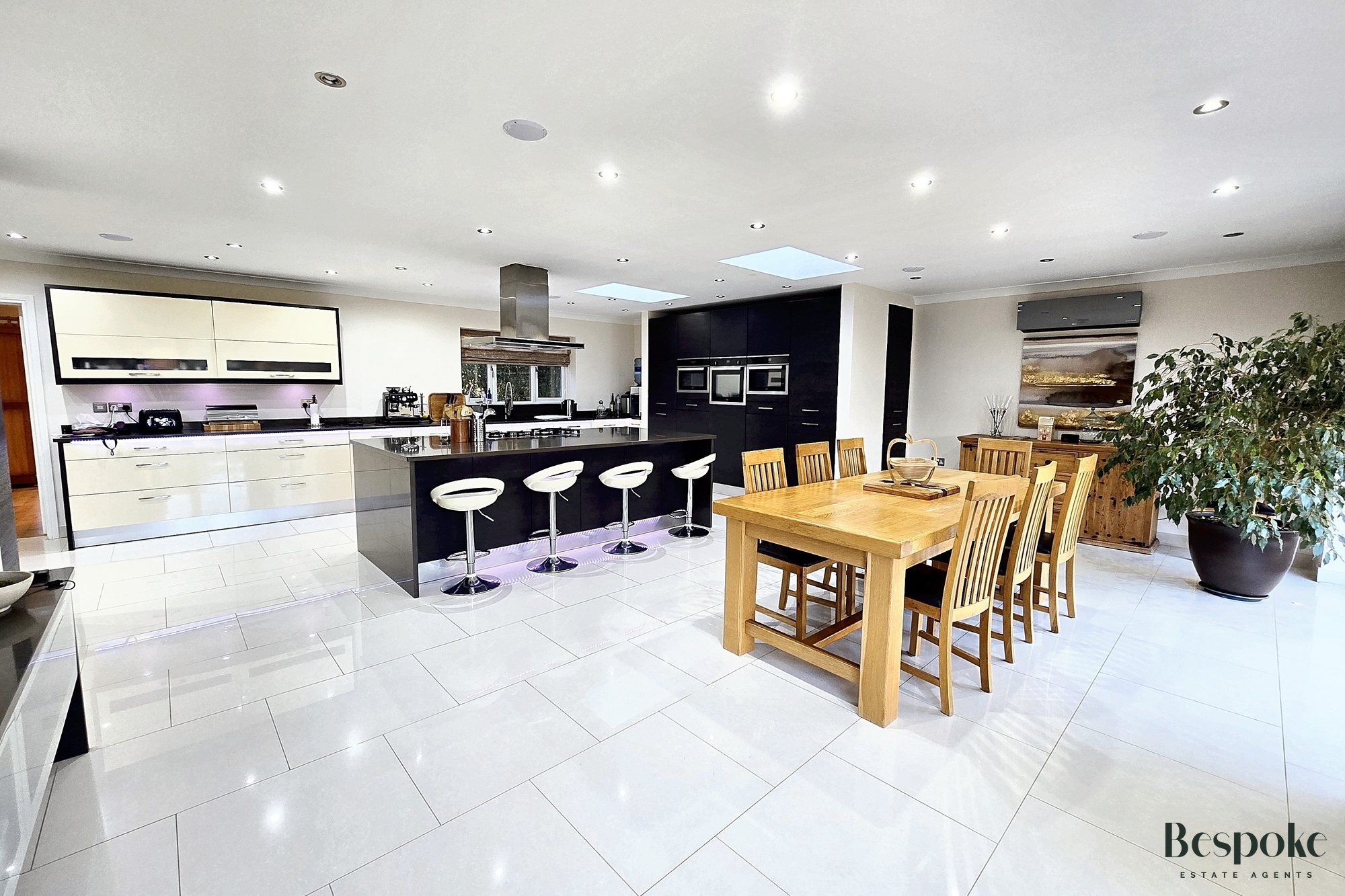 https://mr1.homeflow-assets.co.uk/files/media/image/0000/0000/969aff376918cd0e3f5ea7fcb2db6a33/bespokeeestateagentshomepageenternal.jpg