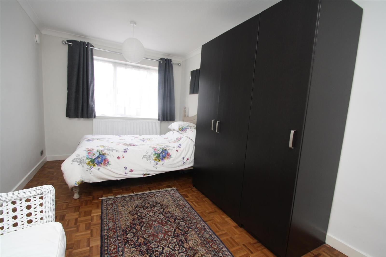 2 bedroom property for sale in Blacketts Wood Drive, Chorleywood