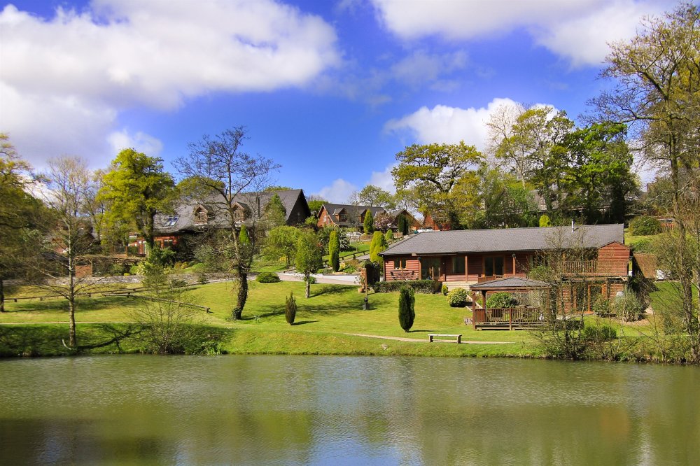 4 bedroom property for sale in Oakmead Road, Llanharan, Pontyclun £