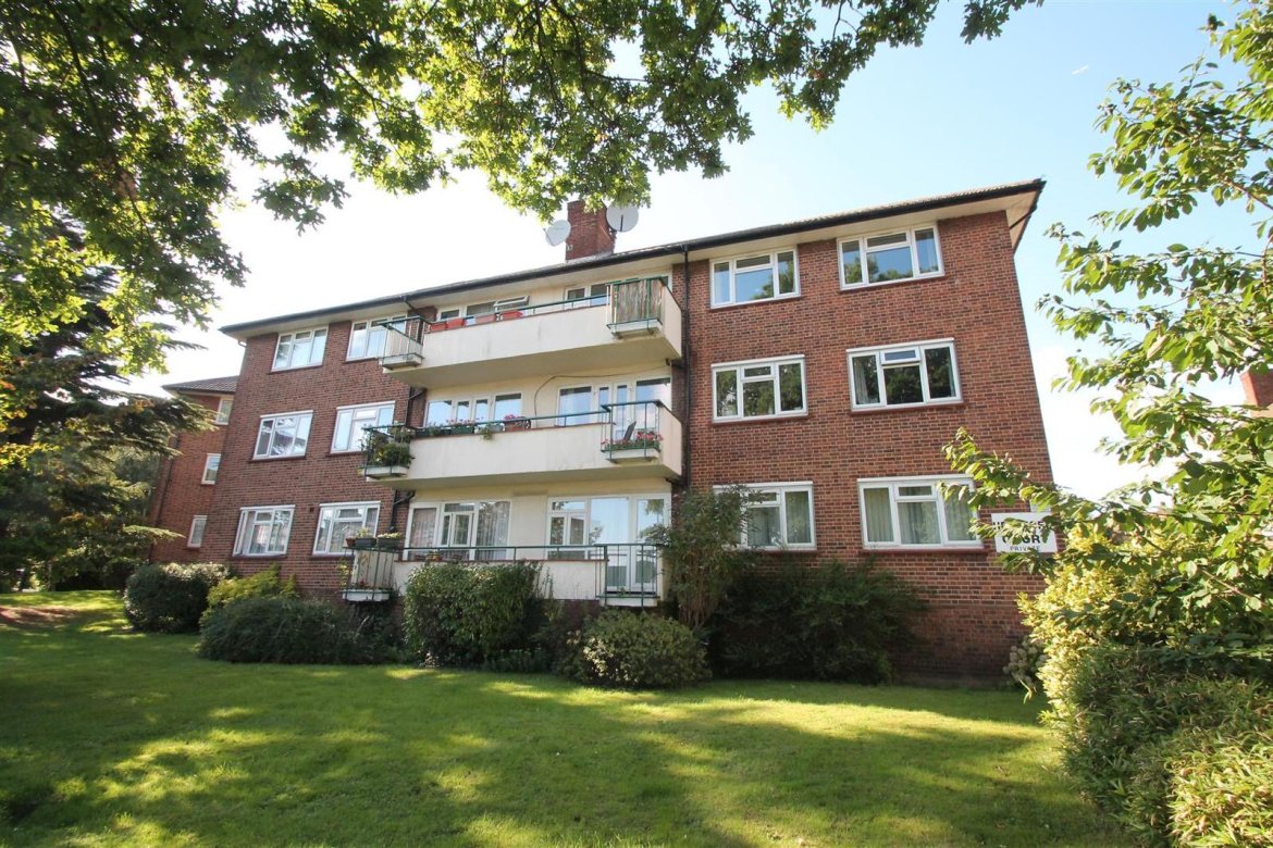 2 bedroom property for sale in Green Lanes, Palmers Green, London N13