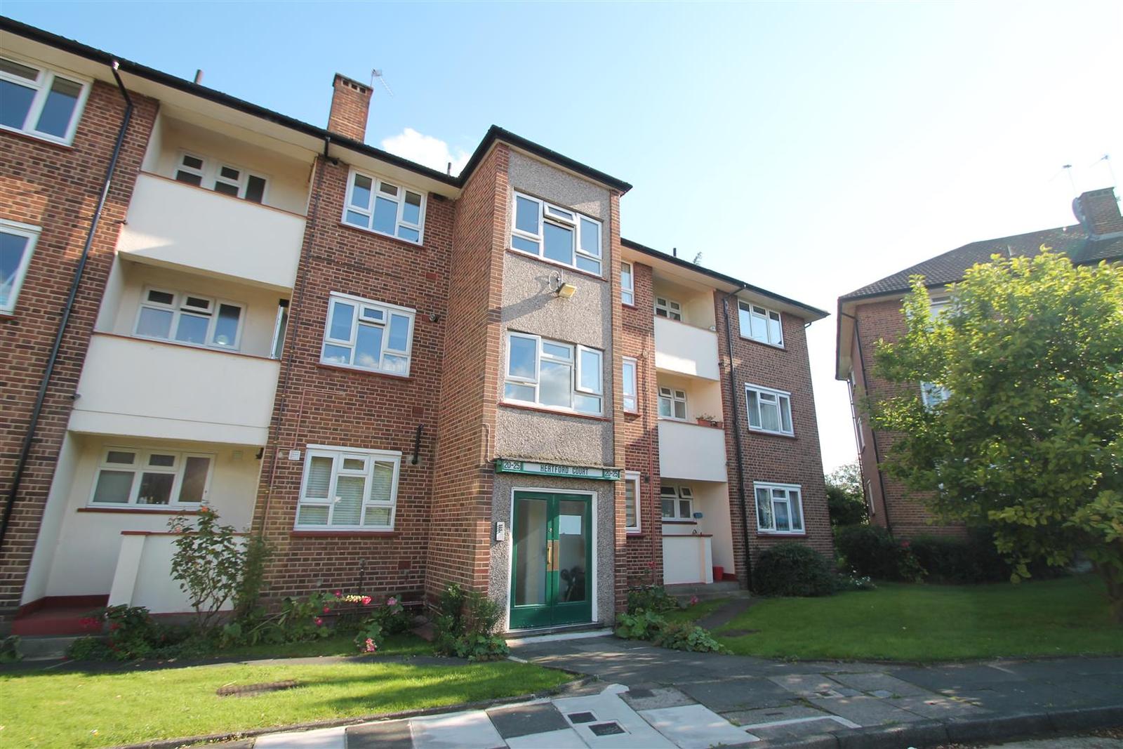 2 bedroom property for sale in Green Lanes, Palmers Green, London N13