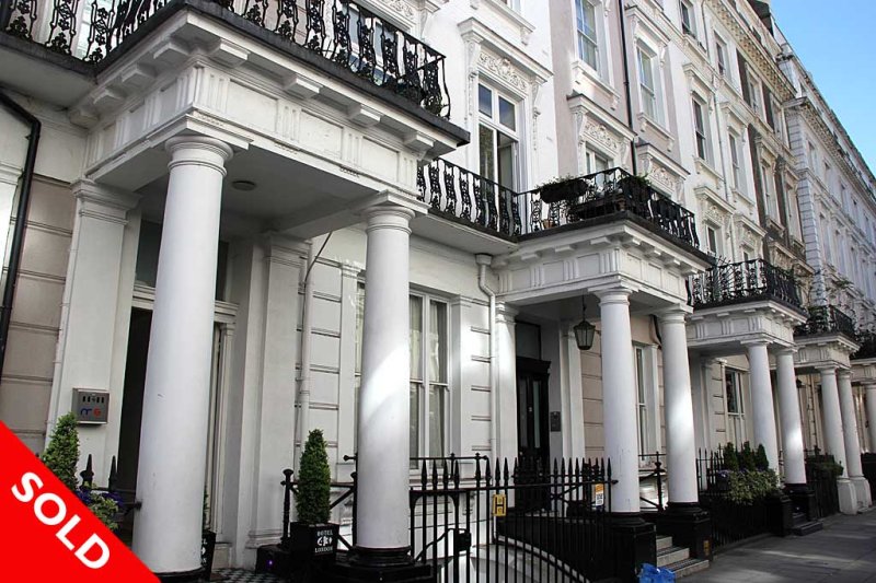 2 bedroom property for sale in Queensborough Terrace W2 £880,000