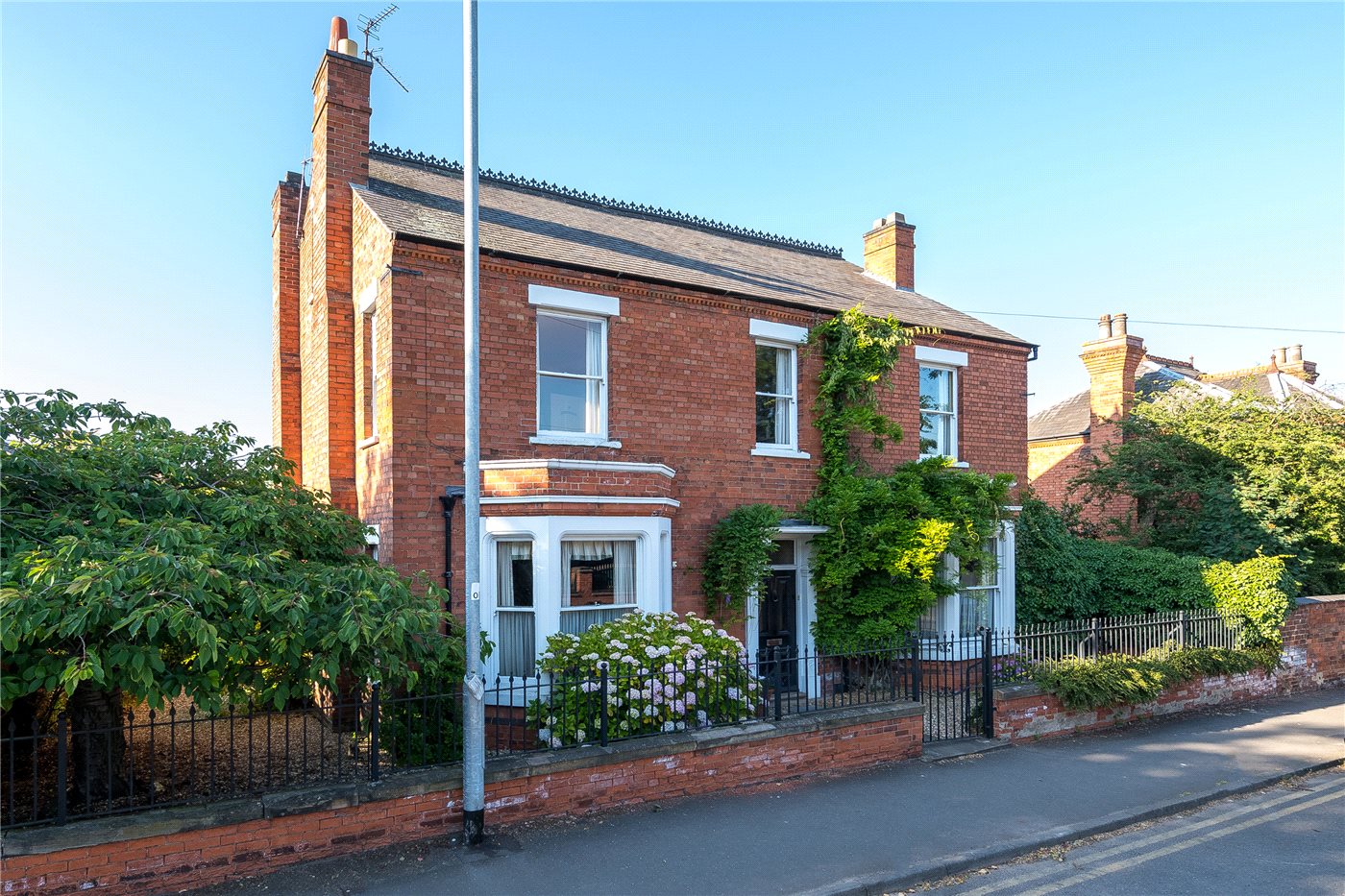6 bedroom property for sale in Beacon Hill Road, Newark, NG24 £475,000