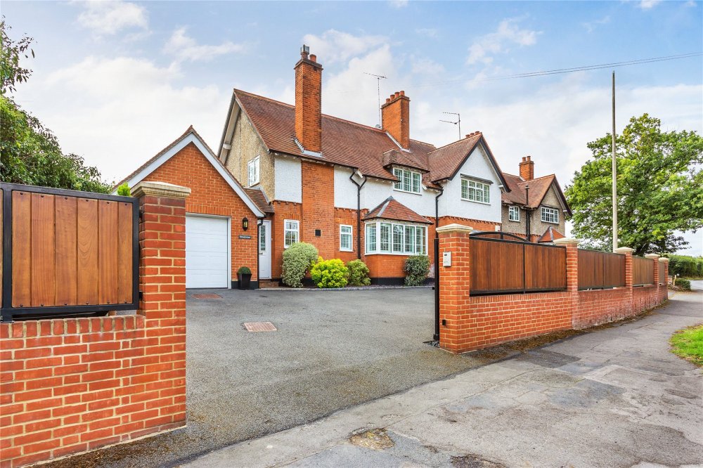 4 bedroom property for sale in Bagshot Road, Chobham, Surrey, GU24