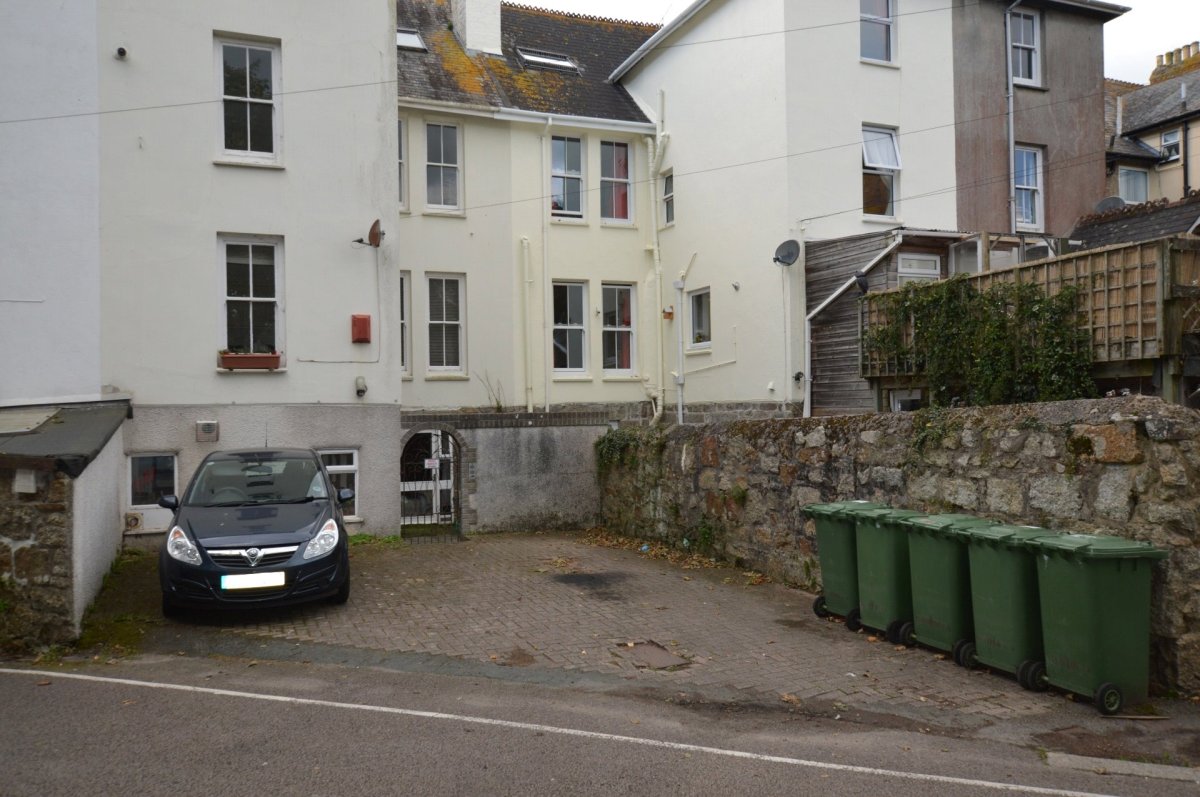 2 bedroom property to let in Alexandra Road, Penzance, Cornwall, TR18
