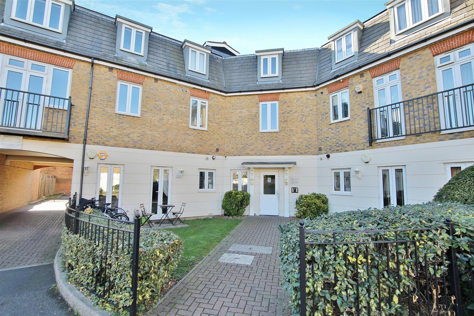 1 bedroom property to let in Elizabeth Gardens, Isleworth £1125 pcm