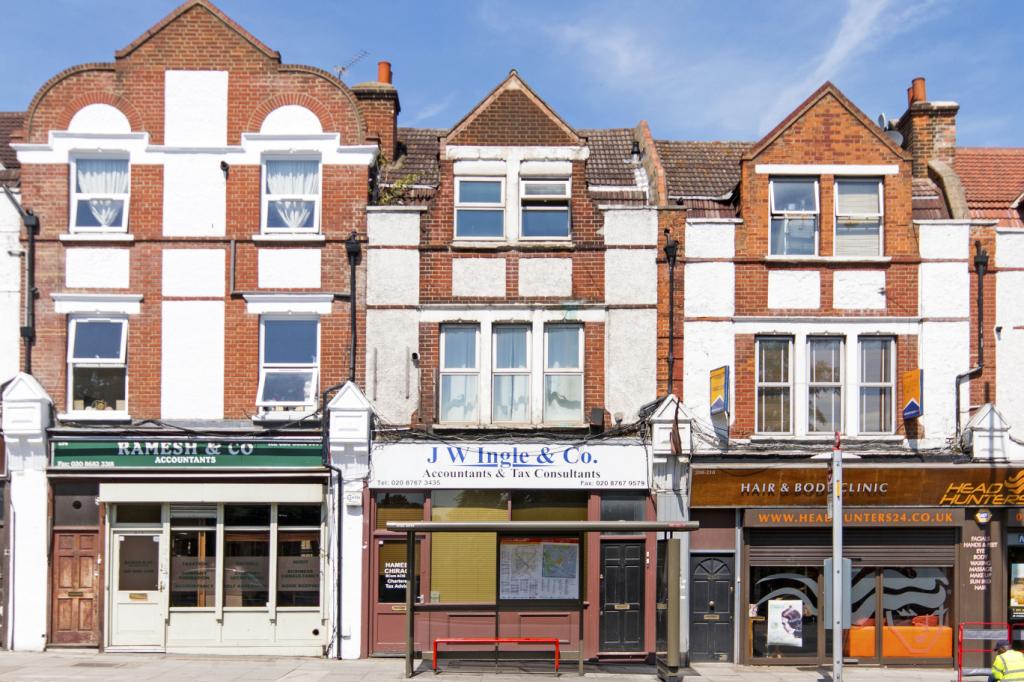 1 bedroom property to rent in Tooting High Street, London, SW17 £1100 pcm