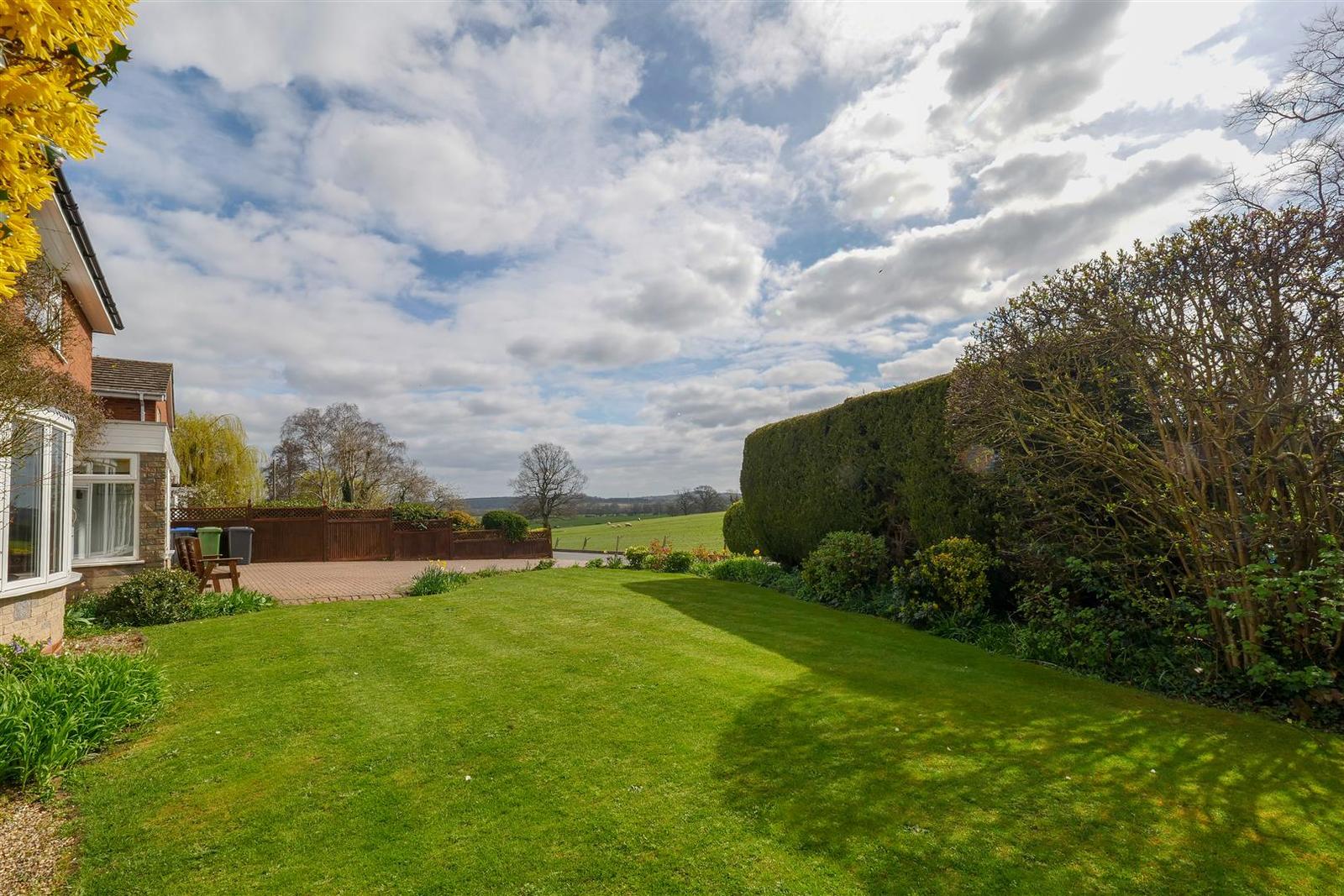 5 bedroom property for sale in Southmead Gardens, Studley, Warwickshire