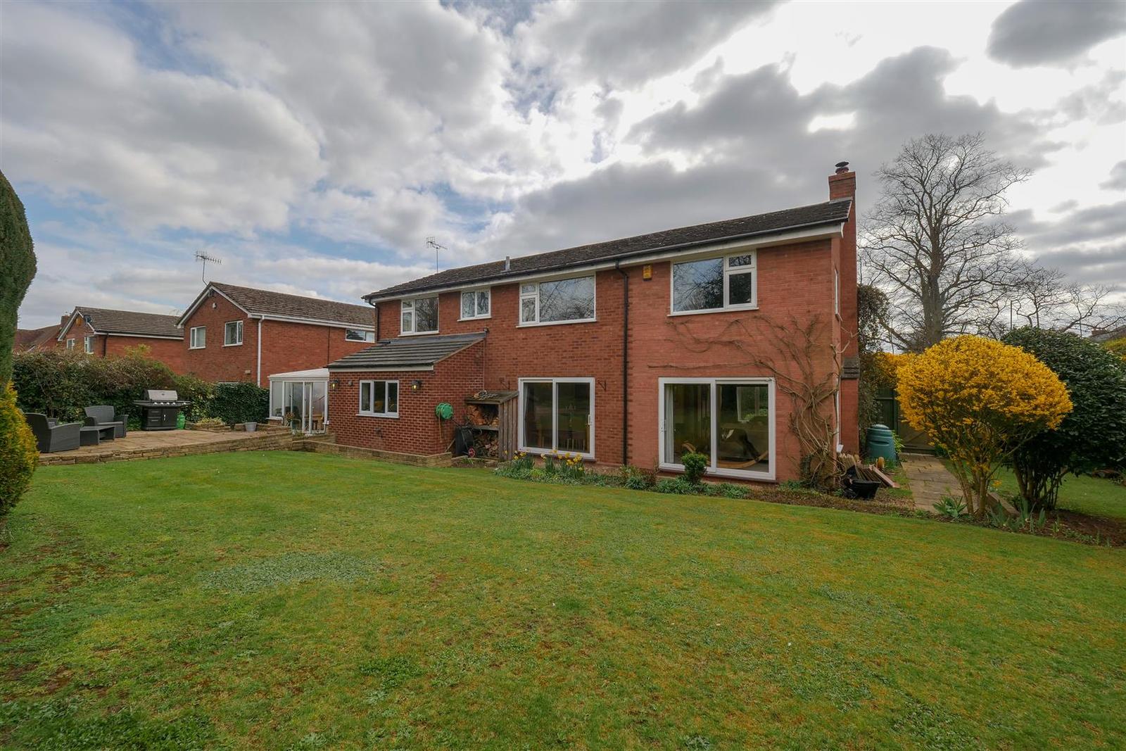 5 bedroom property for sale in Southmead Gardens, Studley, Warwickshire