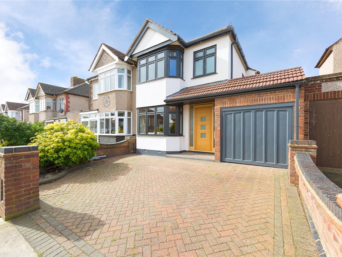3 bedroom property for sale in Goodwood Avenue, Hornchurch, RM12 £