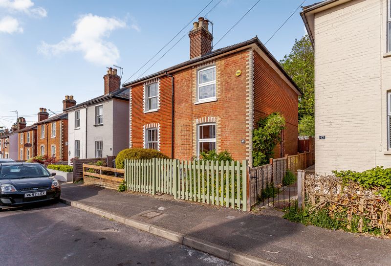 2 bedroom property for sale in Merrow, Guildford £435,000