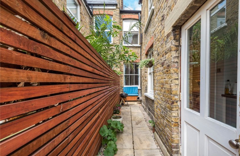 2 bedroom property for sale in Stapleton Road, London, SW17 £640,000