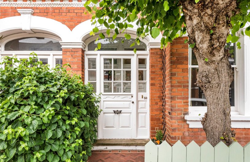 2 bedroom property for sale in Stapleton Road, London, SW17 £640,000