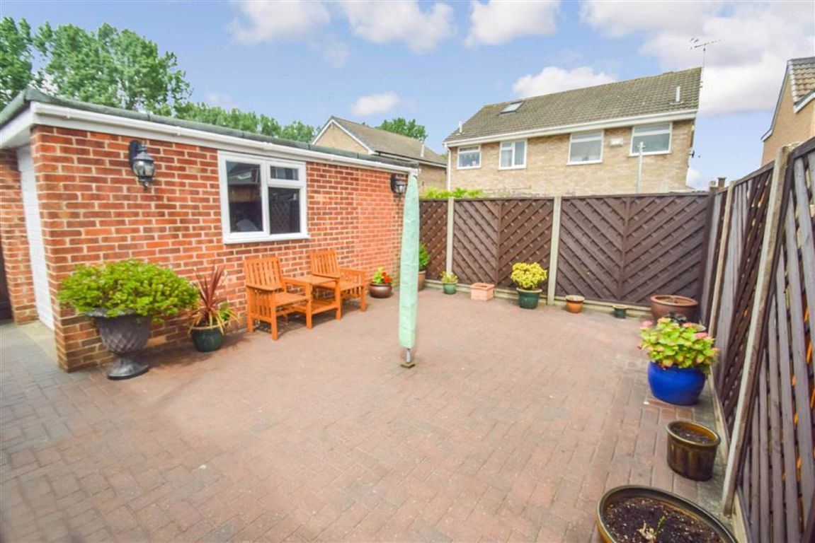 3 bedroom property for sale in Thorndale, Sutton Park, Hull, HU7 £150,000