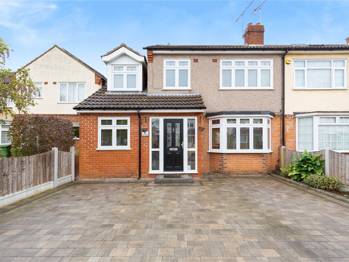 4 bedroom property for sale in Clyde Crescent, Upminster, RM14 Guide