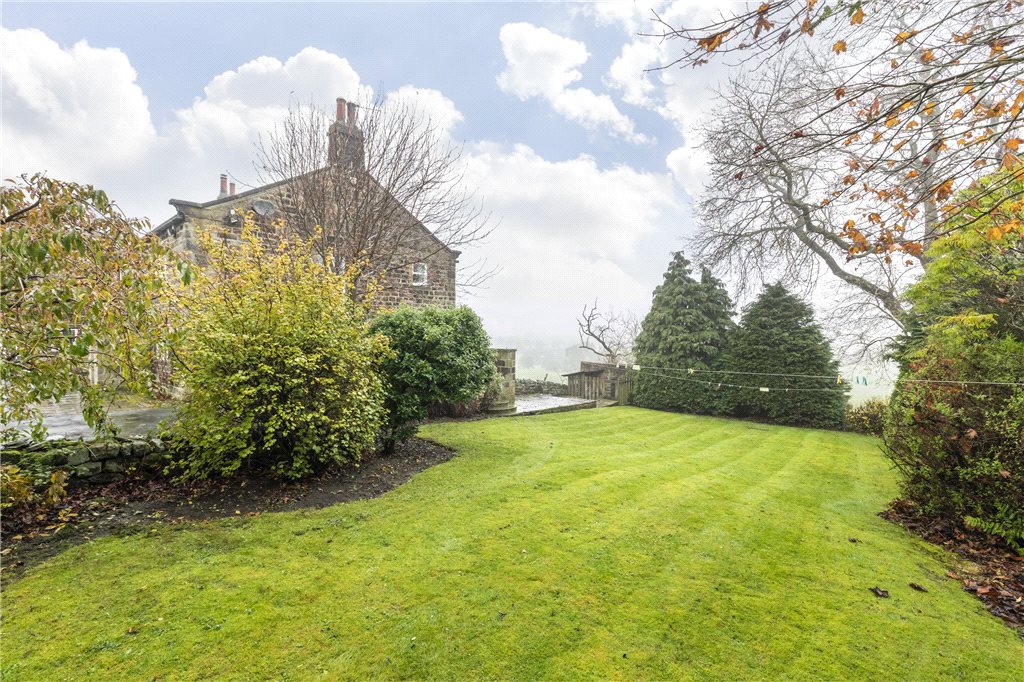 4 bedroom property to let in Thorpe Lane, Little Hawksworth, Guiseley