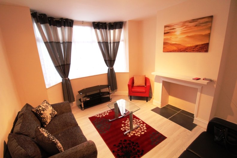 3 Bedroom Semi Detached House To Rent In Luton Road Dunstable