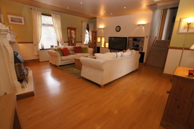5 Bedroom Town House For Sale In Beckett Street Lees Oldham Ol4