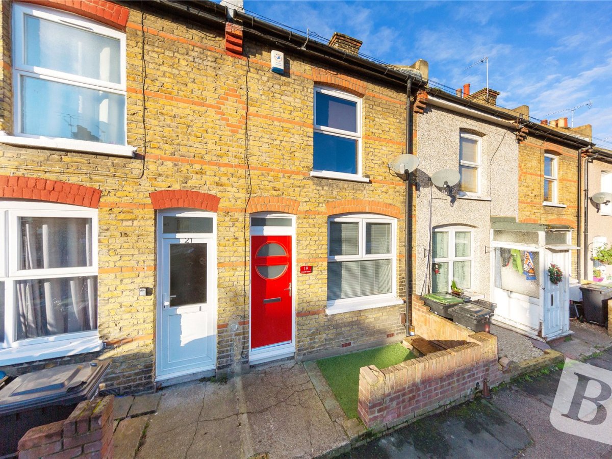 3 bedroom property for sale in Mead Road, Gravesend, Kent, DA11 £