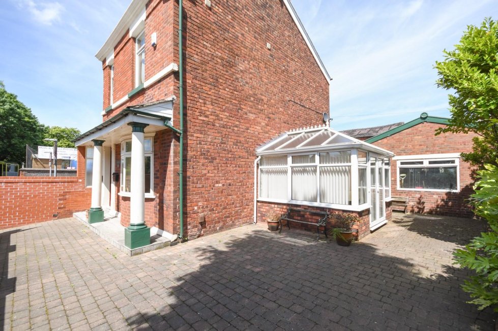 3 bedroom property for sale in Dentons Green Lane, Dentons Green, St