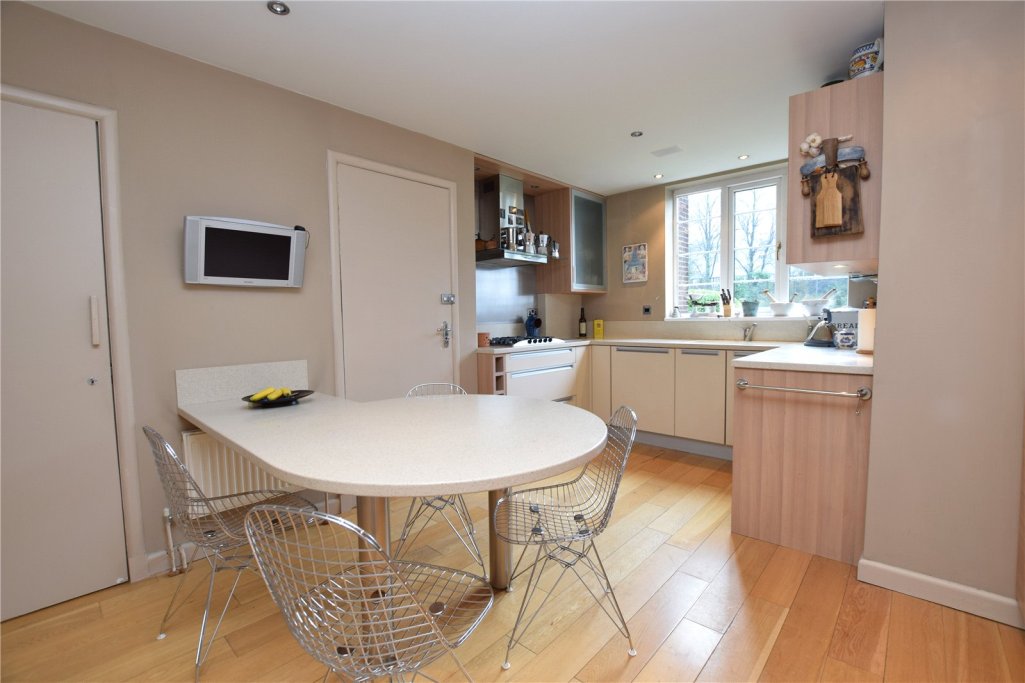 2 bedroom apartment for sale in Kelvin Court, Kelvinside, Glasgow, G12