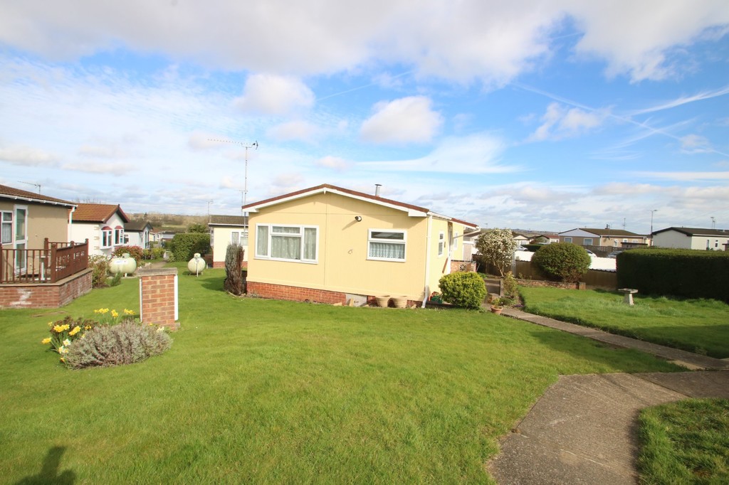 2 bedroom property for sale in Horseshoe Lawns, Tower Park, Hullbridge